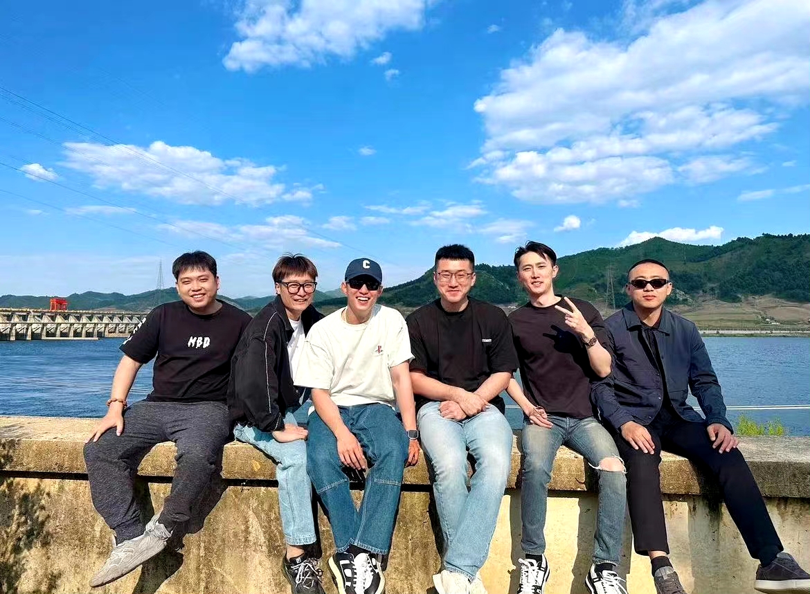 黄景瑜的发小们一起来《雪迷宫》剧组探班了!