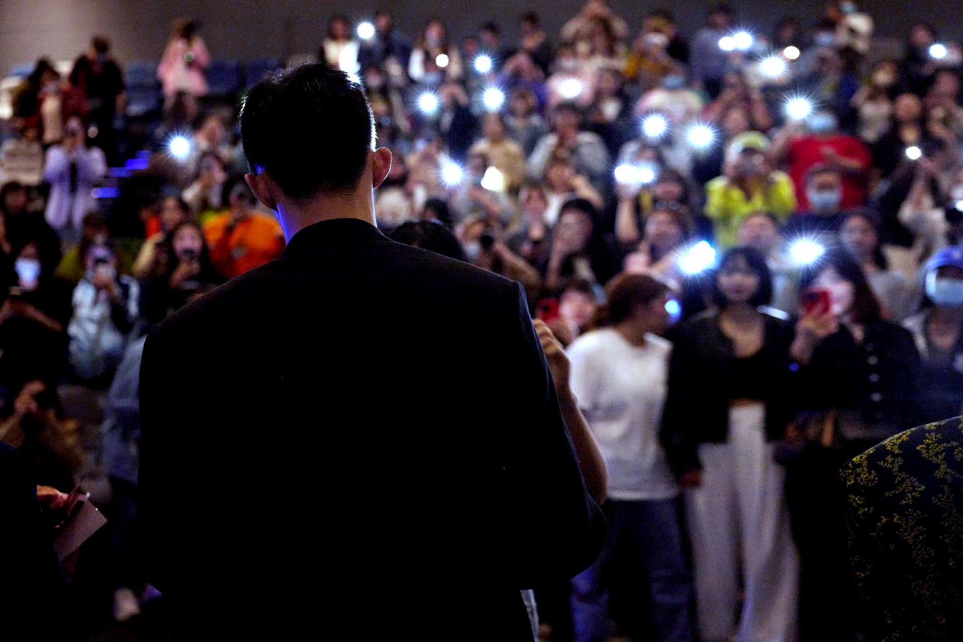 一些黄景瑜都背影照!