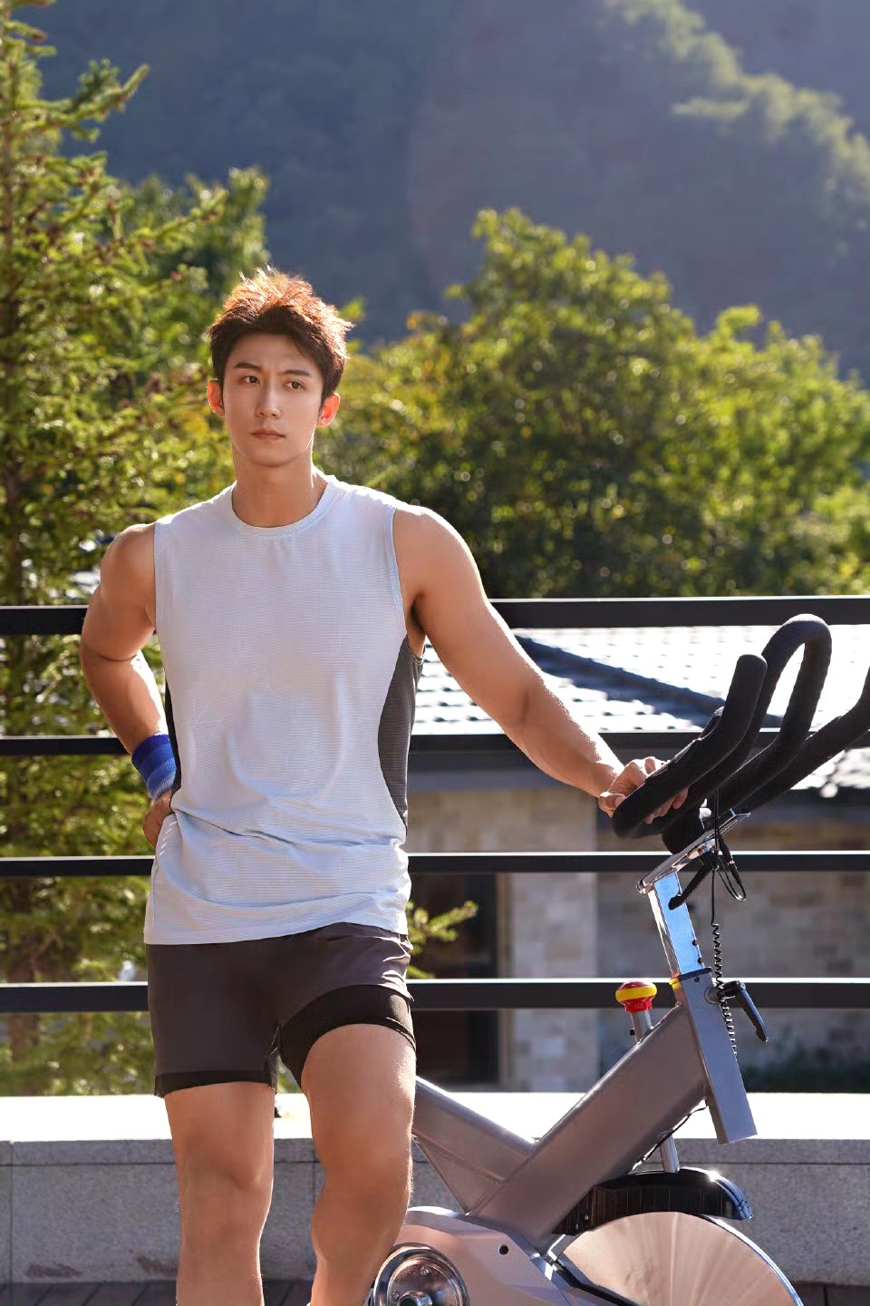 怎么都没lg呢? 最近都是这种凌乱美的发型 #黄景瑜