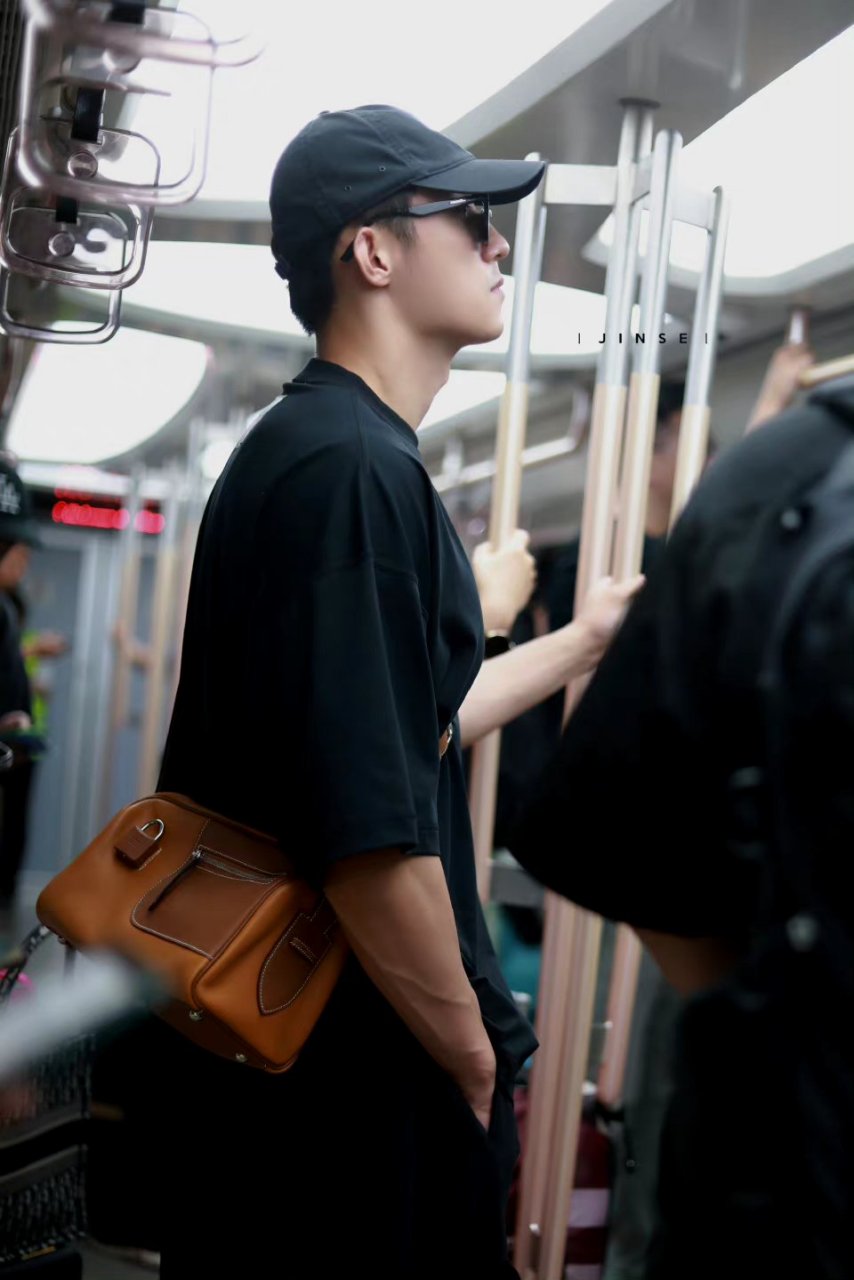 哥戴棒球帽真的很帅,各种帅!怎么形容呢,就是比渔夫帽好看十倍!