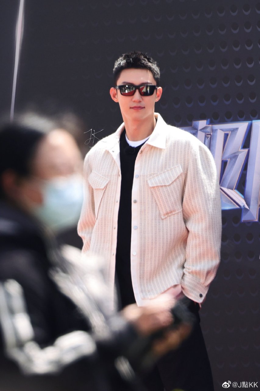 墨镜瑜 我一直认为黄景瑜是戴上墨镜后非常好看,气势惊人一男的.