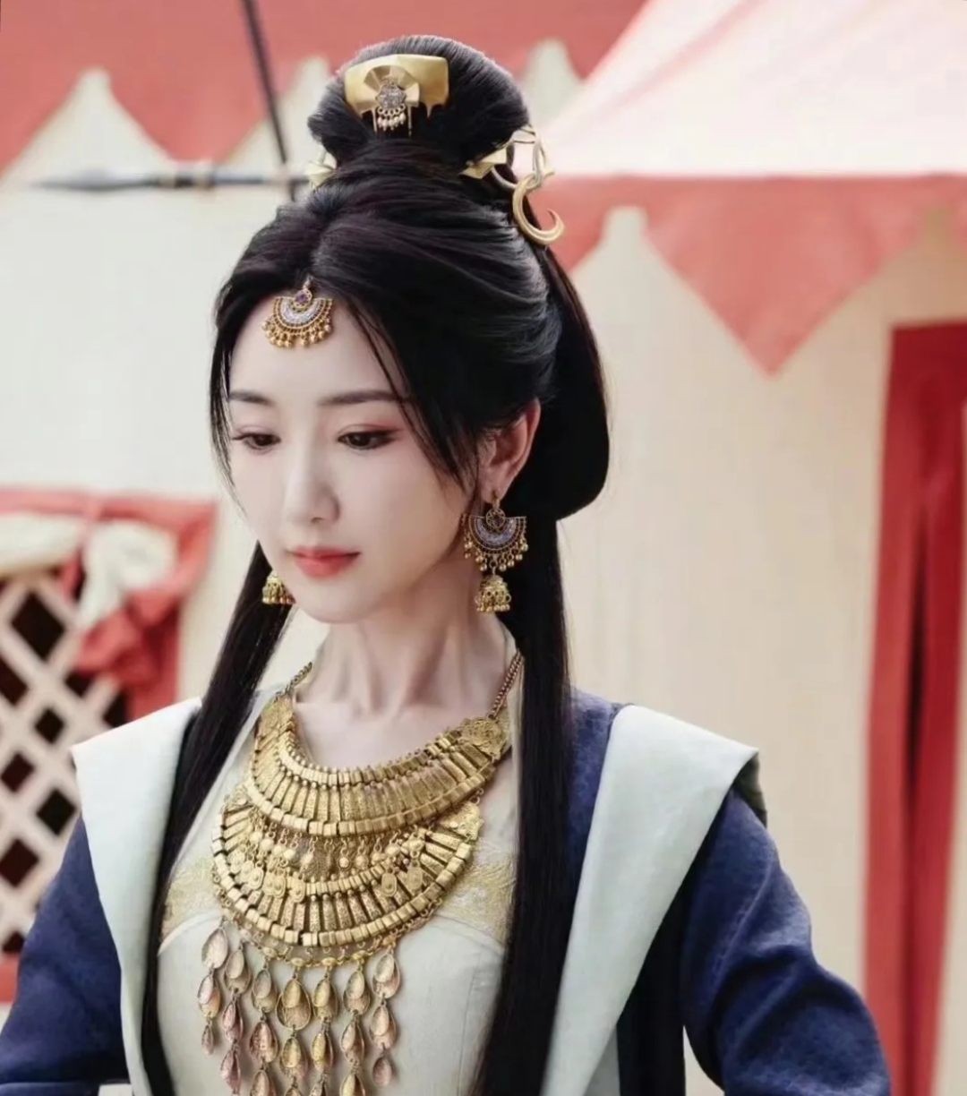 在《甄嬛传》中,毛晓彤饰演的瑛贵人是一个温婉,灵动的深宫女子,瑛
