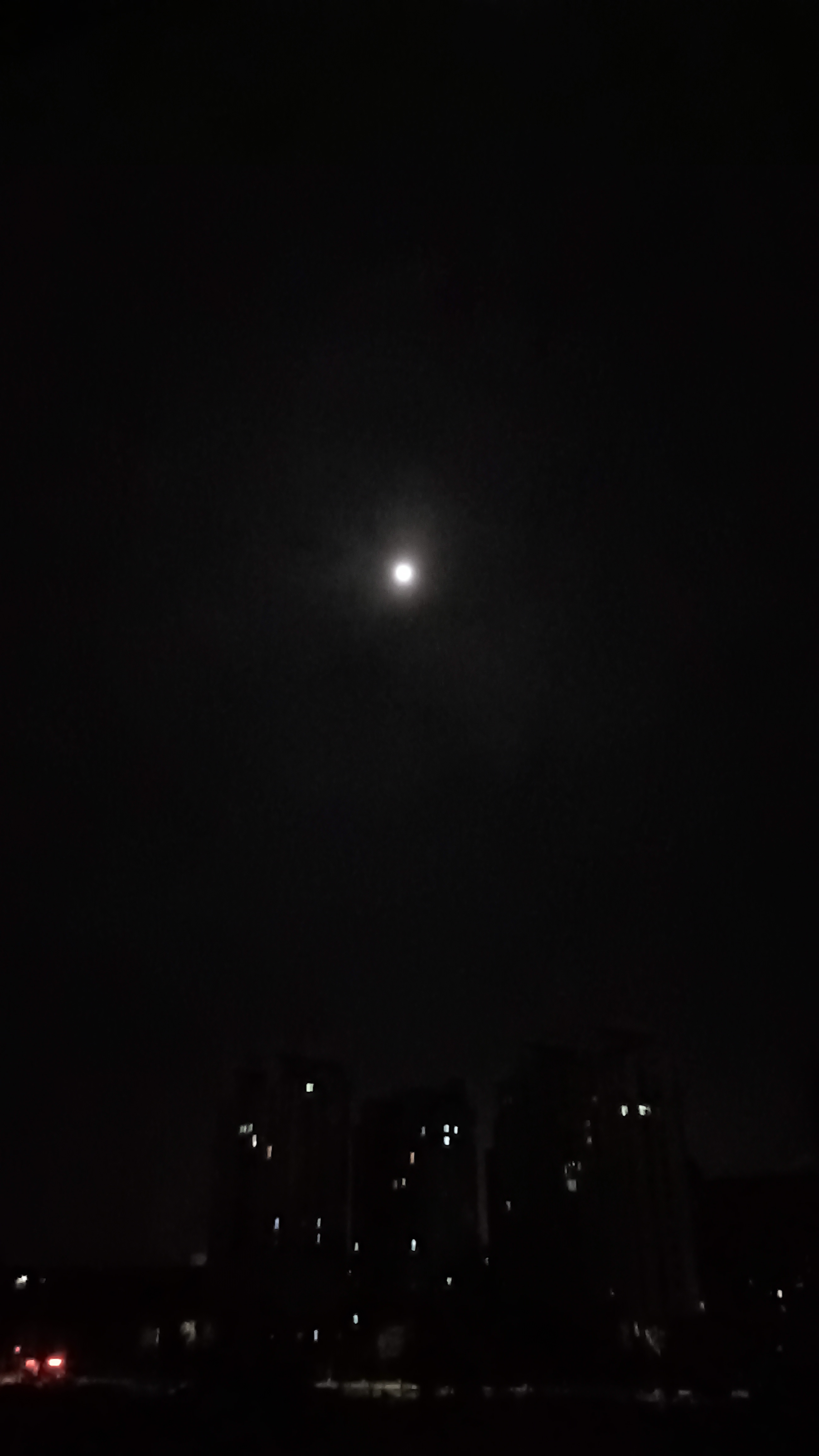 闲闲地倚着打开的空空的窗户,听着浑浊的月亮上的声音,应该