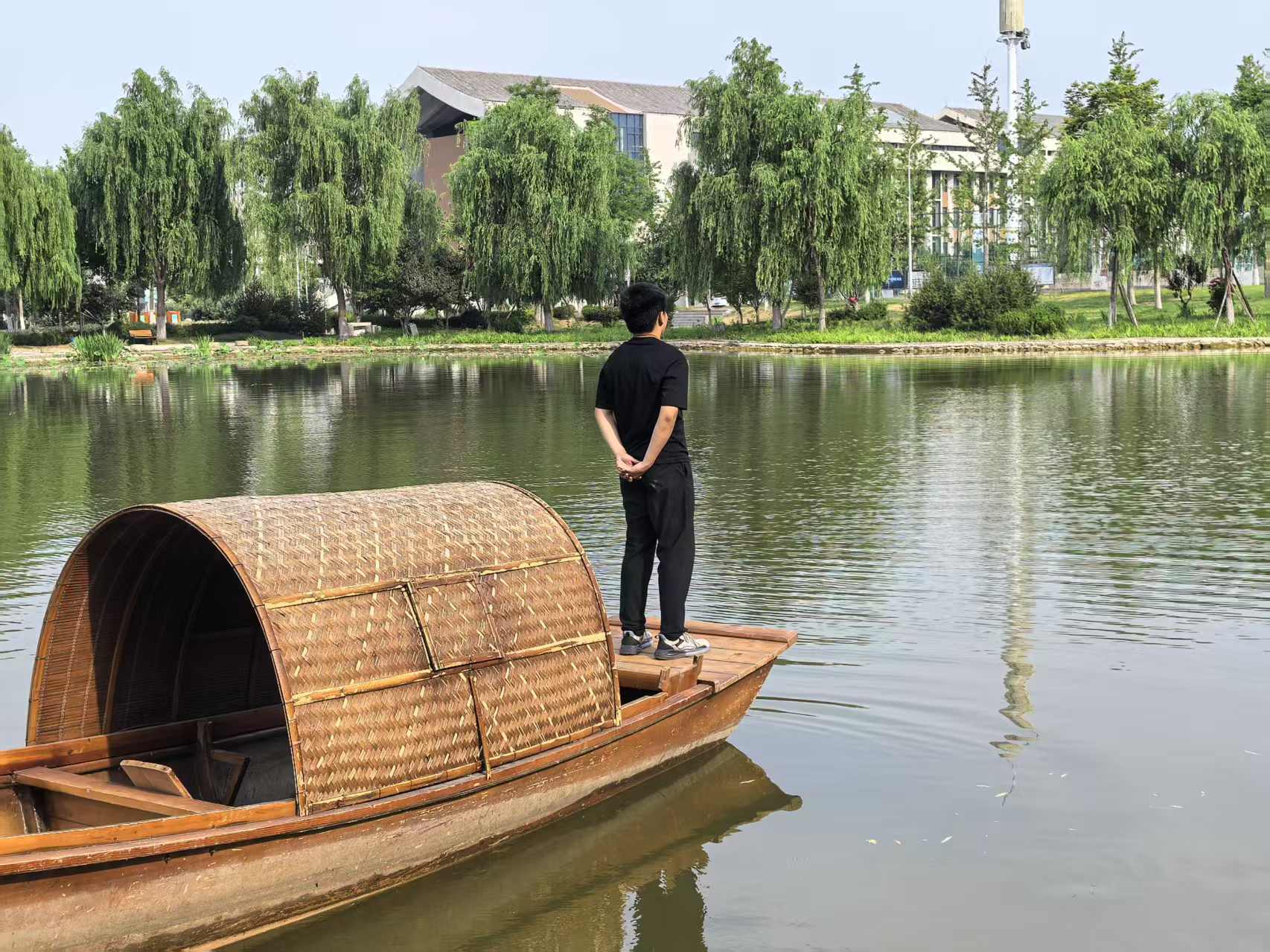 小船图片湖中船上提灯济宁北湖景区荷塘撑船小舟浮在湖面上小船唯美