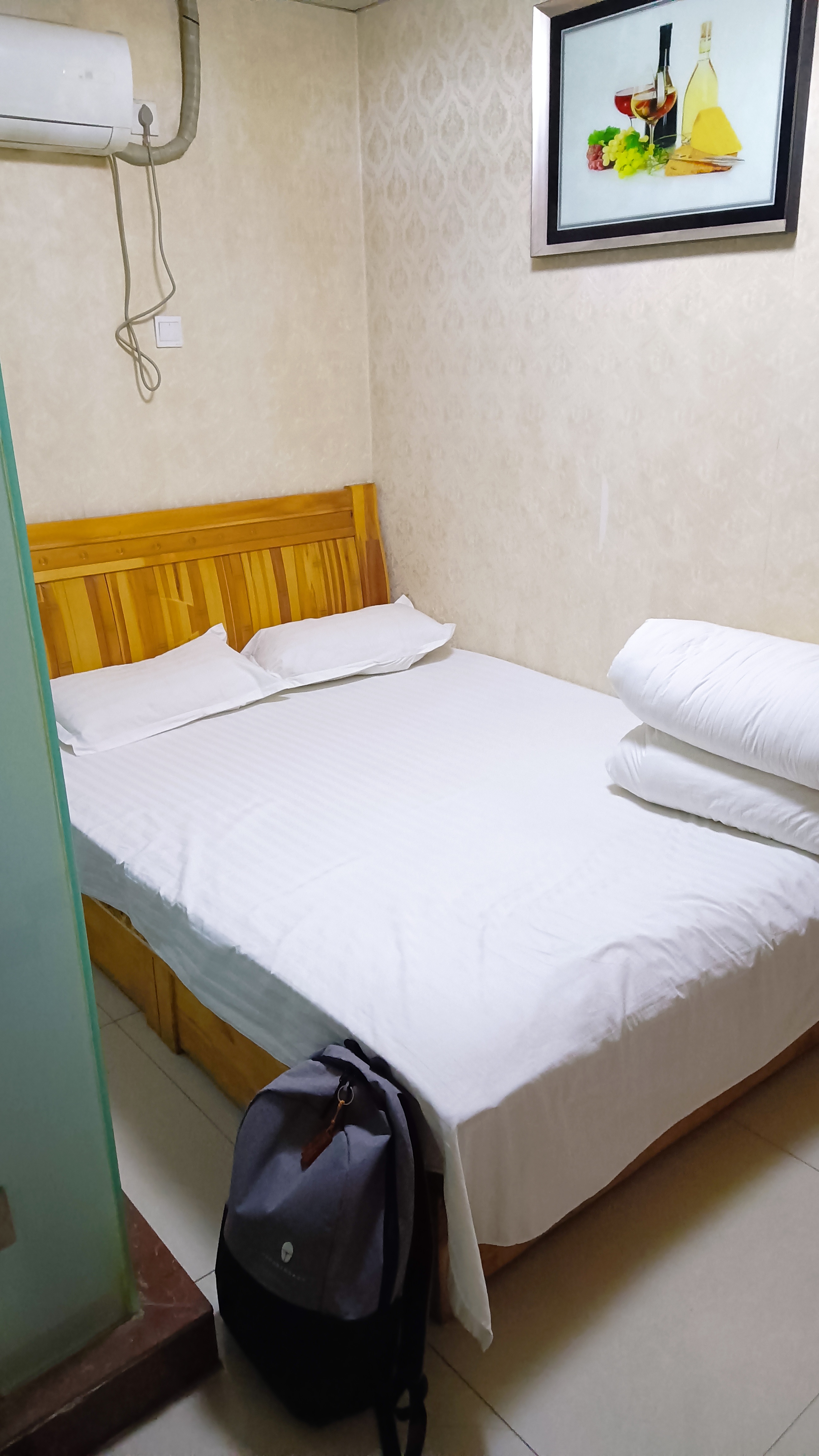 灯明时恐惊蒿里,风枝暗月小泰山  (在简陋屋子的床头翻着凉凉的枕头