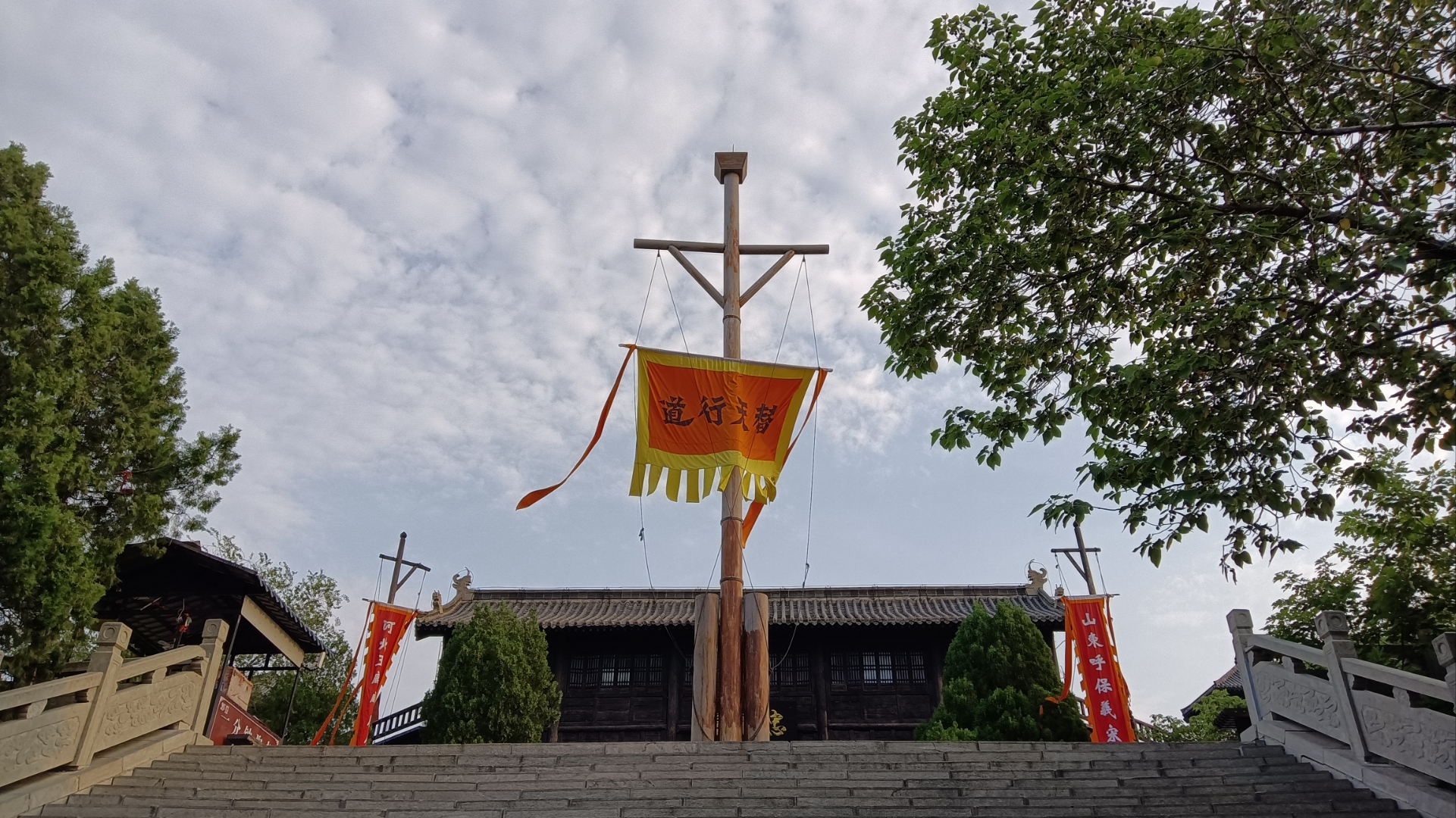 松鸣雀没风杀鼓,曲径雕檐老黄昏 点将台空留碧剑,歇亭买酒