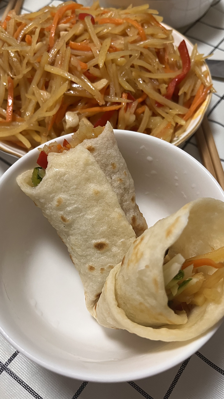 亮出你的好厨艺# 简单又好吃,土豆丝卷饼, 家常饭的魔力[赞同],满足!