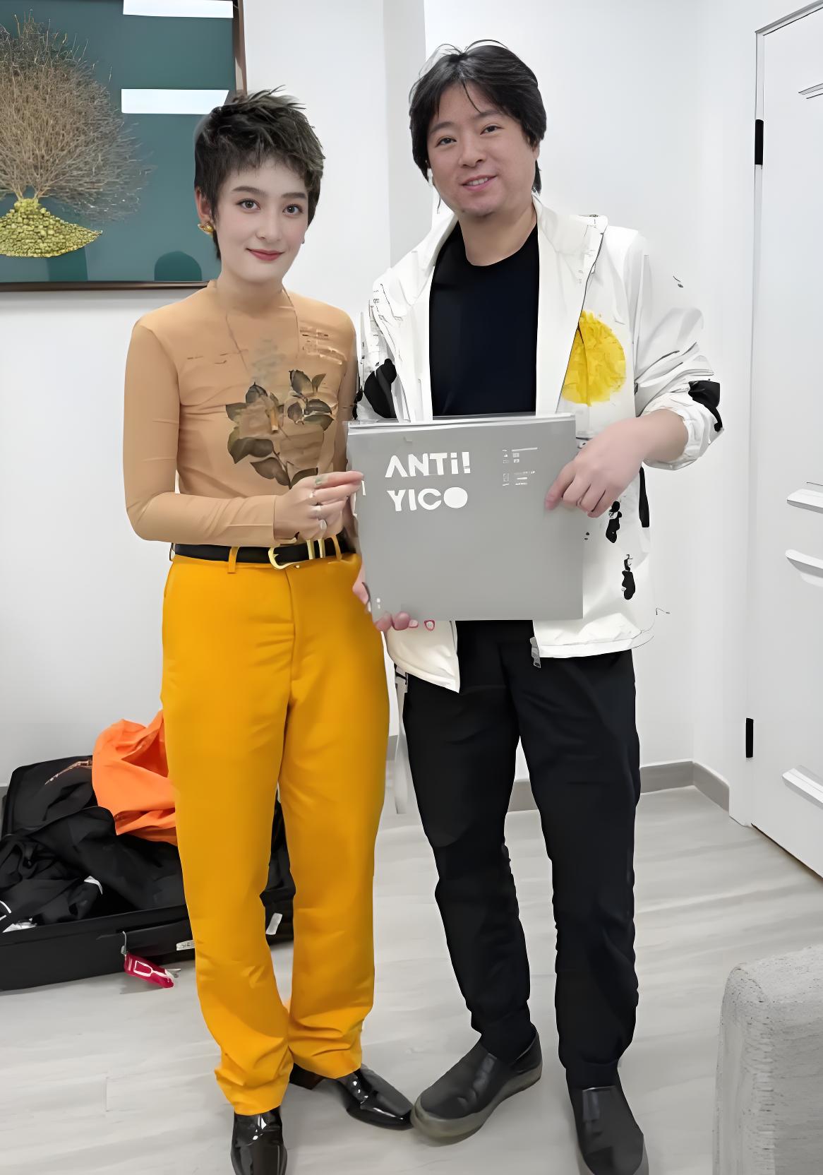 4月15日,高晓松在社交平台晒出与曾轶可的合影,并配文:"十六年前没