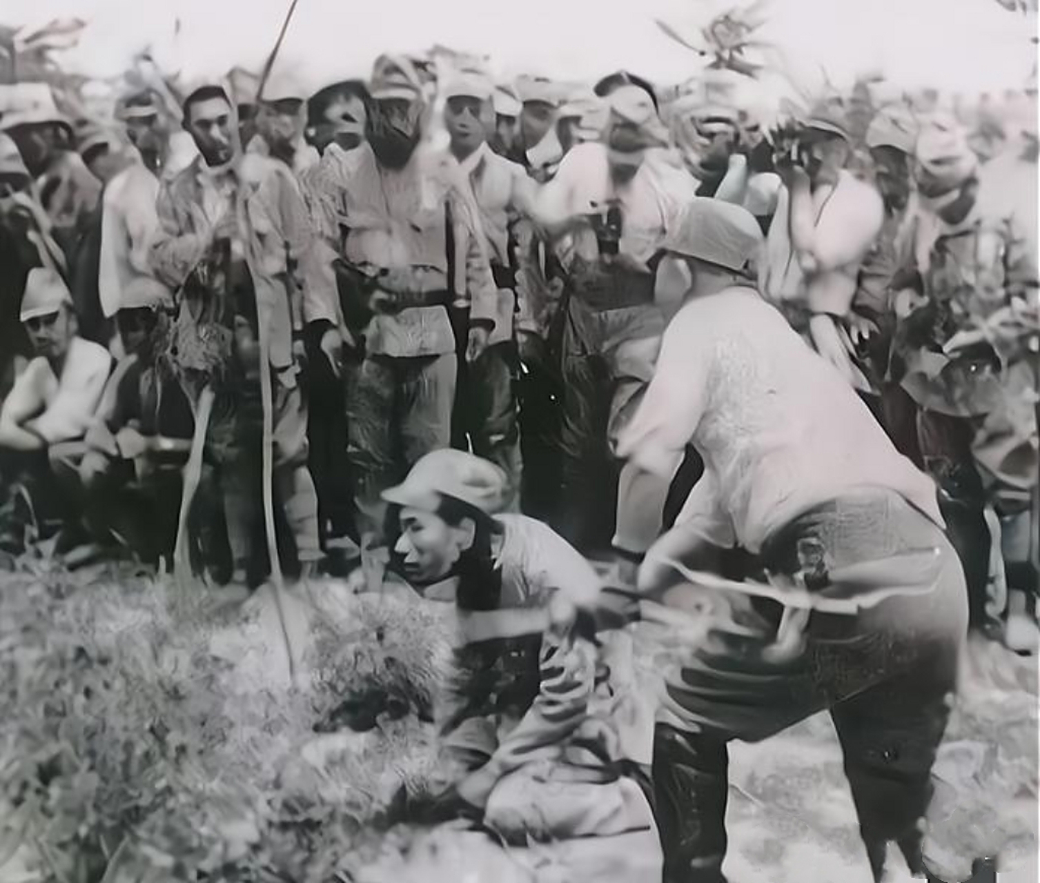 日本鬼子聚在一起,用中国战士的人头进行的"斩首比赛",看完久久不能