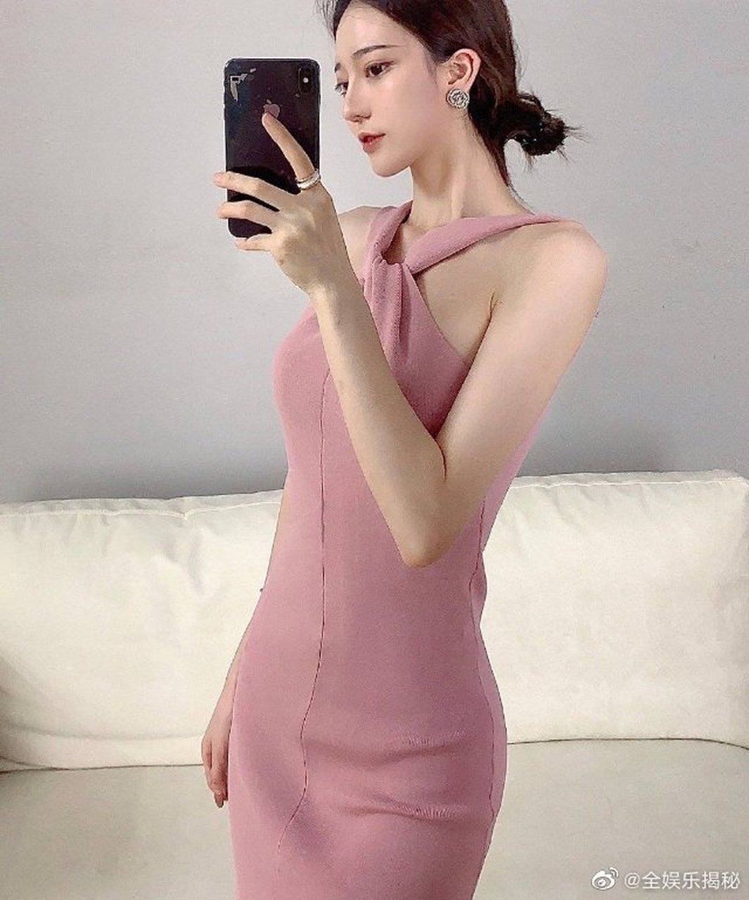 近日,一位网名"醒醒or",真名"项思醒"65页ppt完整版的女网红,被曝是