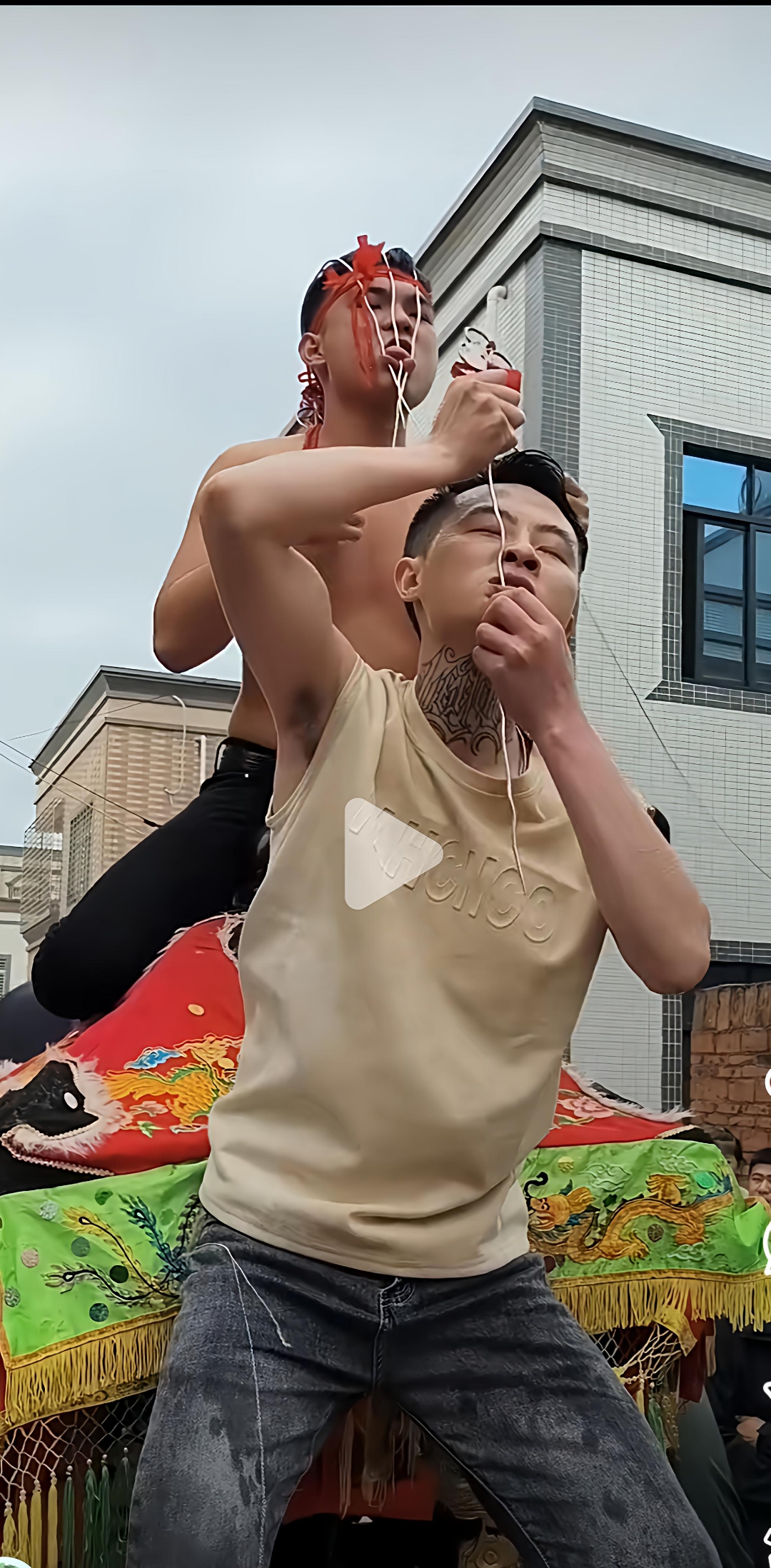 工玩弄男同0湛江钢筋穿脸真还是假云南男人抢老婆关于男子的奇葩习俗