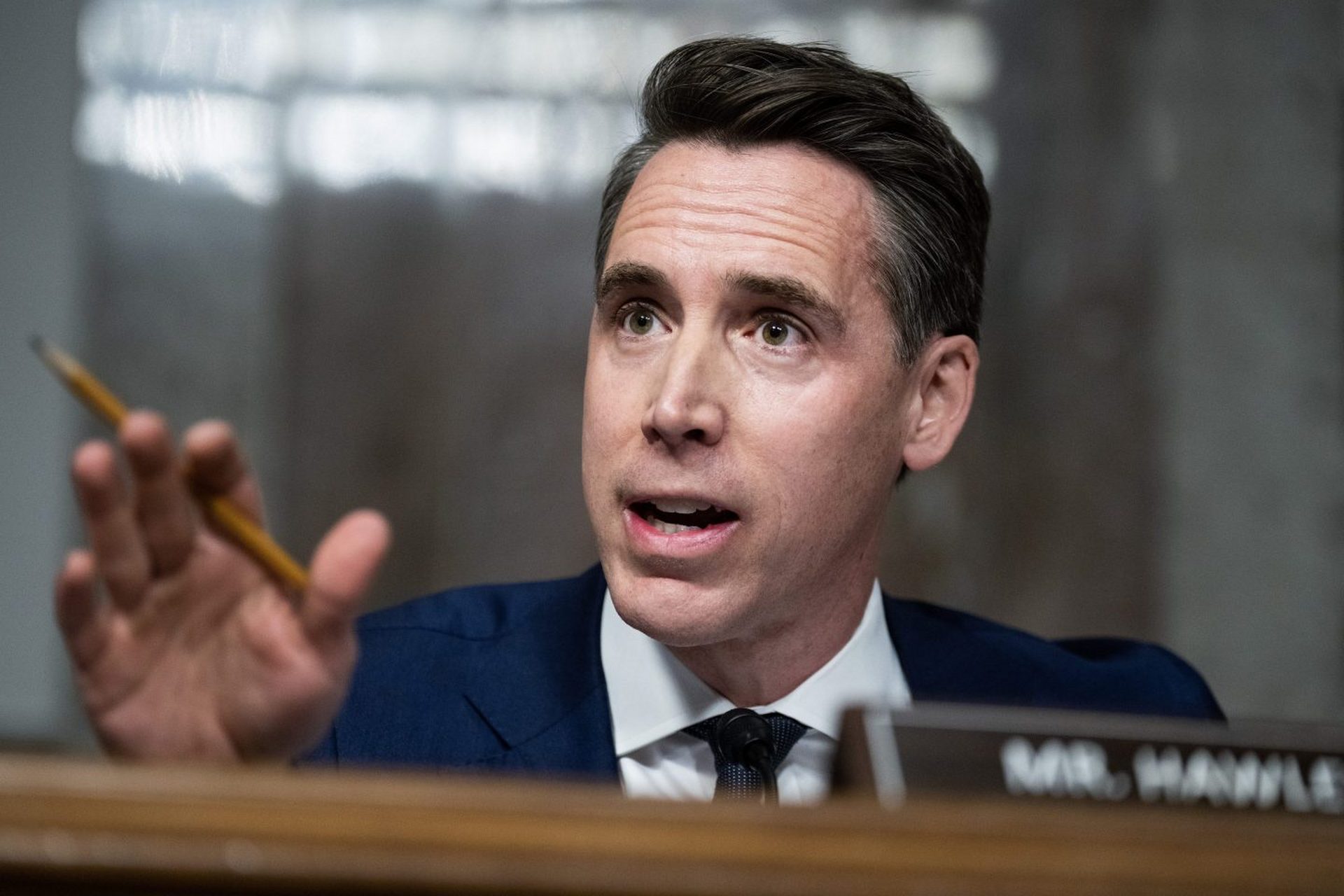 美参议员乔什·霍利(josh hawley)建议将中国制造的电动汽车的关税