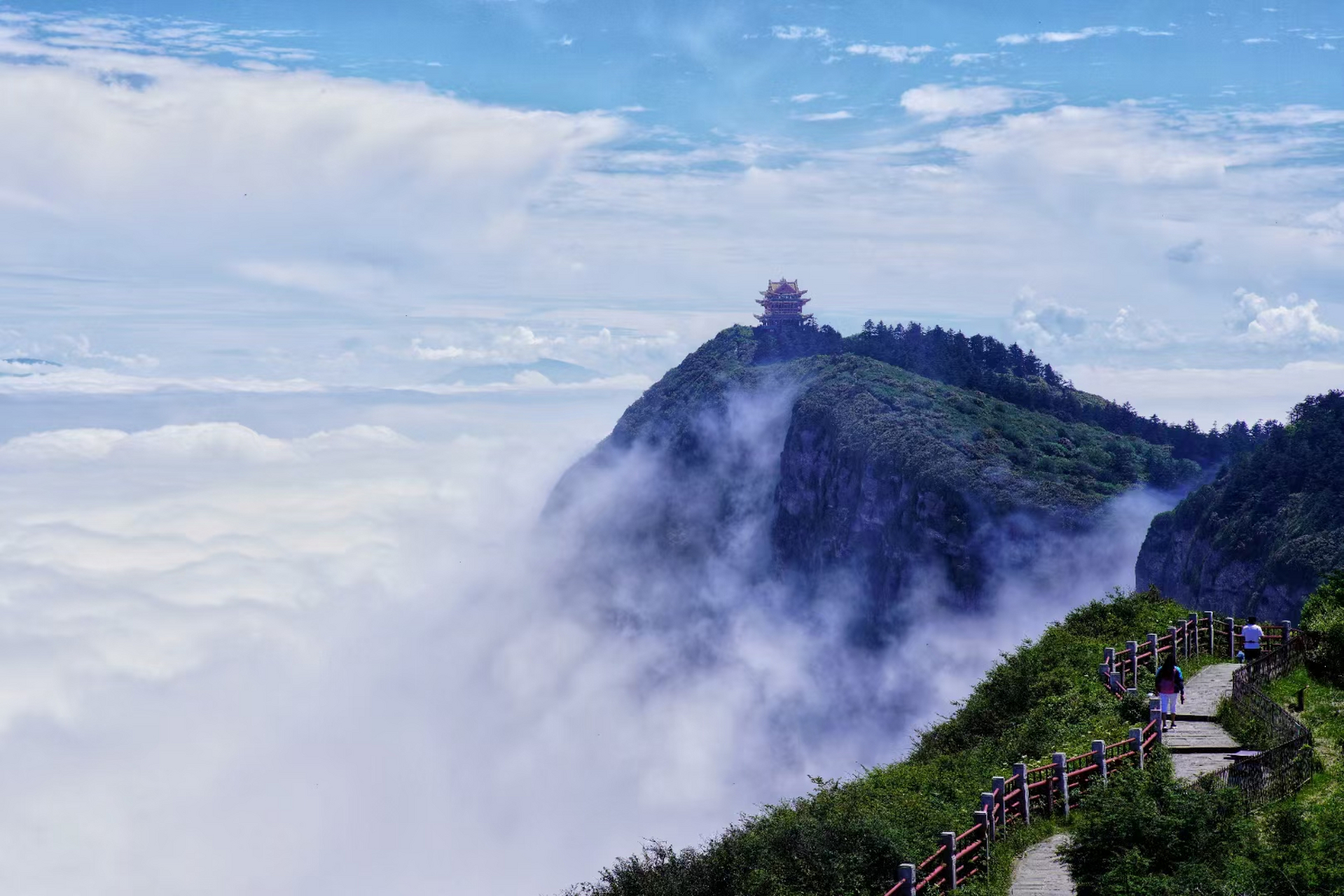 2022夏天的峨眉山  风景超级漂亮,而且人也不多,还去了一趟川西,真的