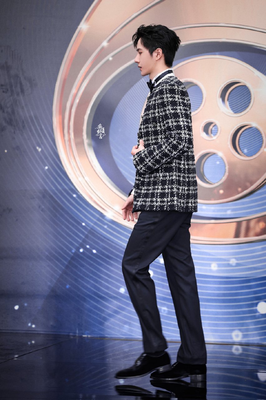 满屏的大长腿,谁不为#王一博# 心动呢?