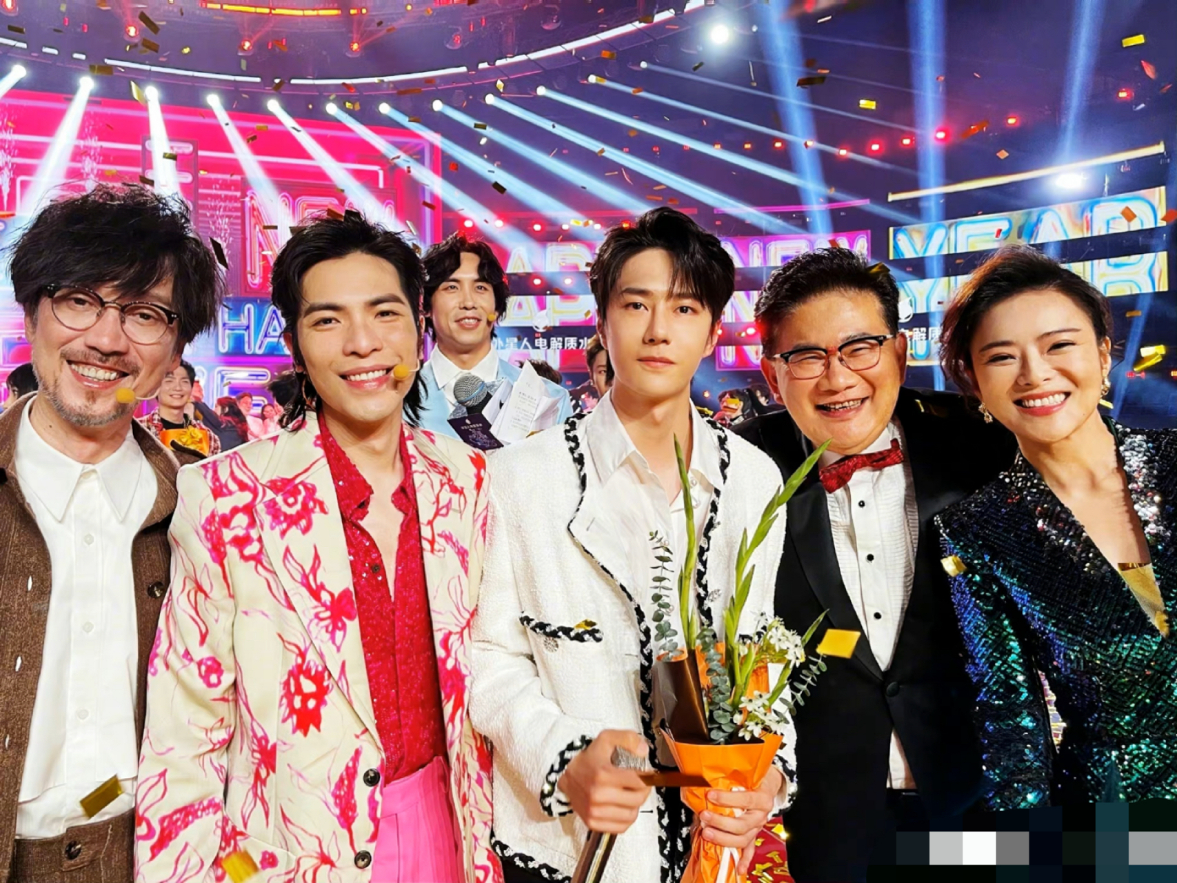 大合照来了!谁不喜欢和王一博合影呢?#王一博