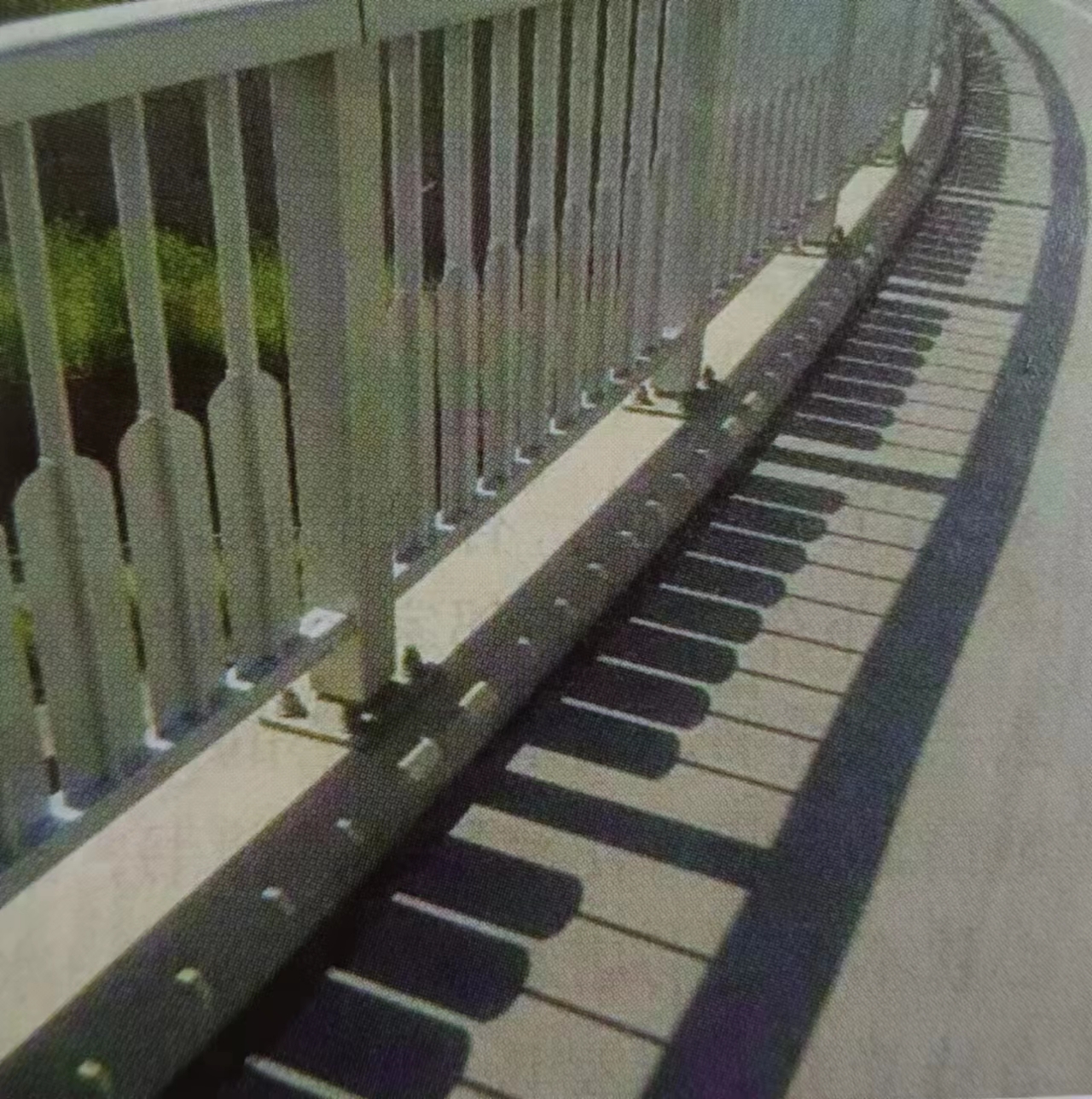 平平无奇的栏杆,在光影之下居然变身为黑白琴键