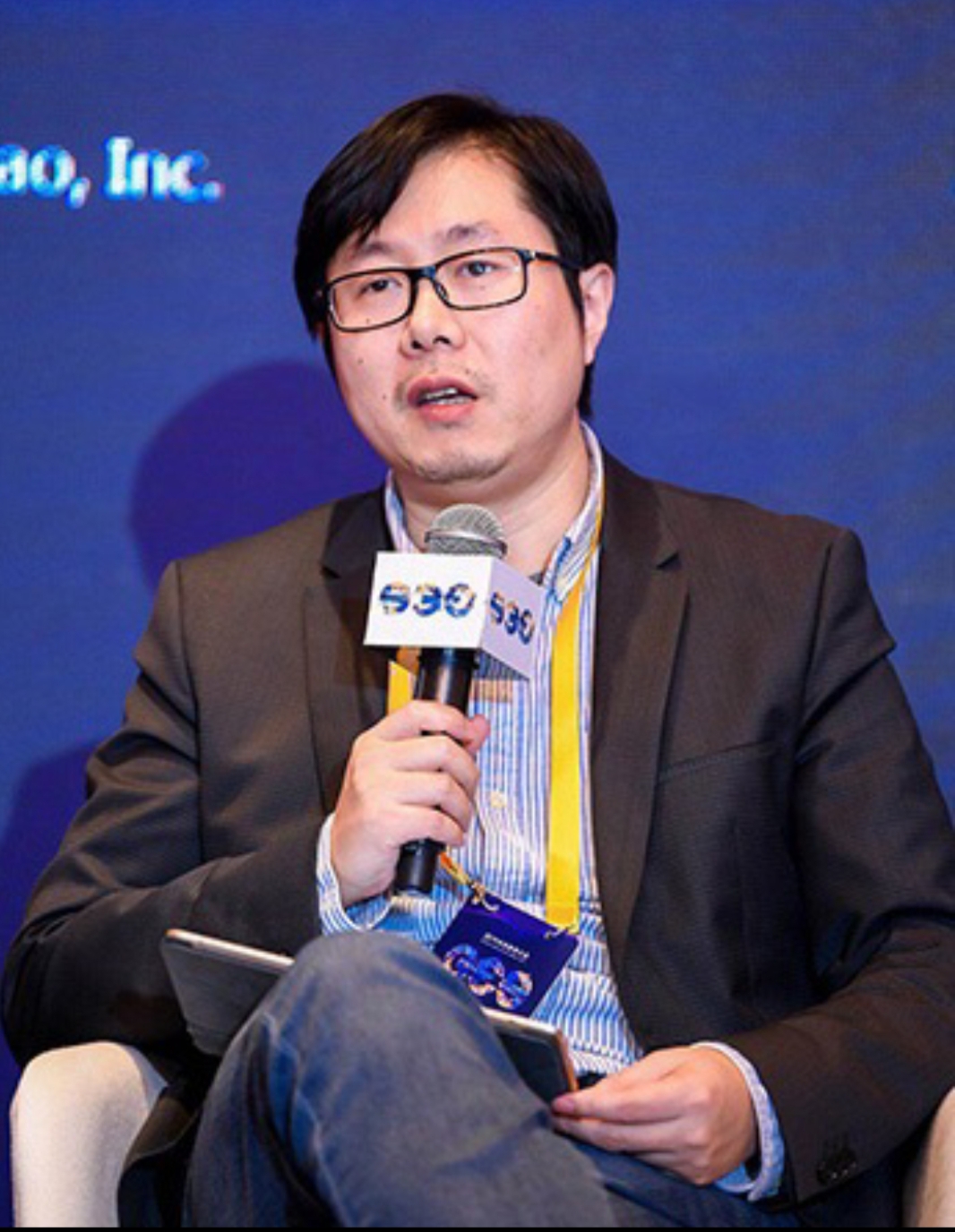 在演讲中,周枫谈到了ai时代给网易带来的挑战和机会