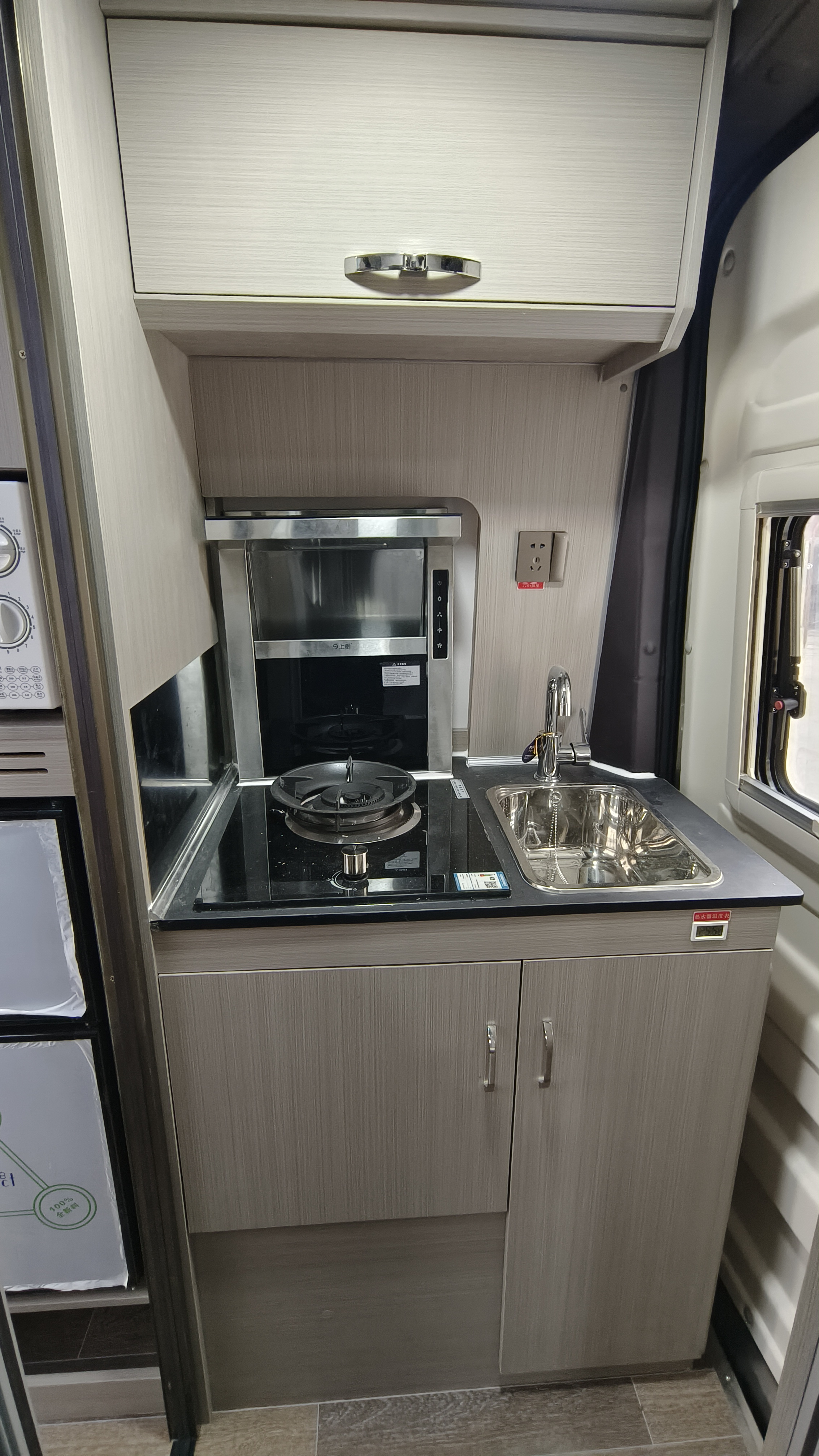 v90后置厨卫房车又出新品,卡座单人电动吊床,超大下铺,集成灶,旋转