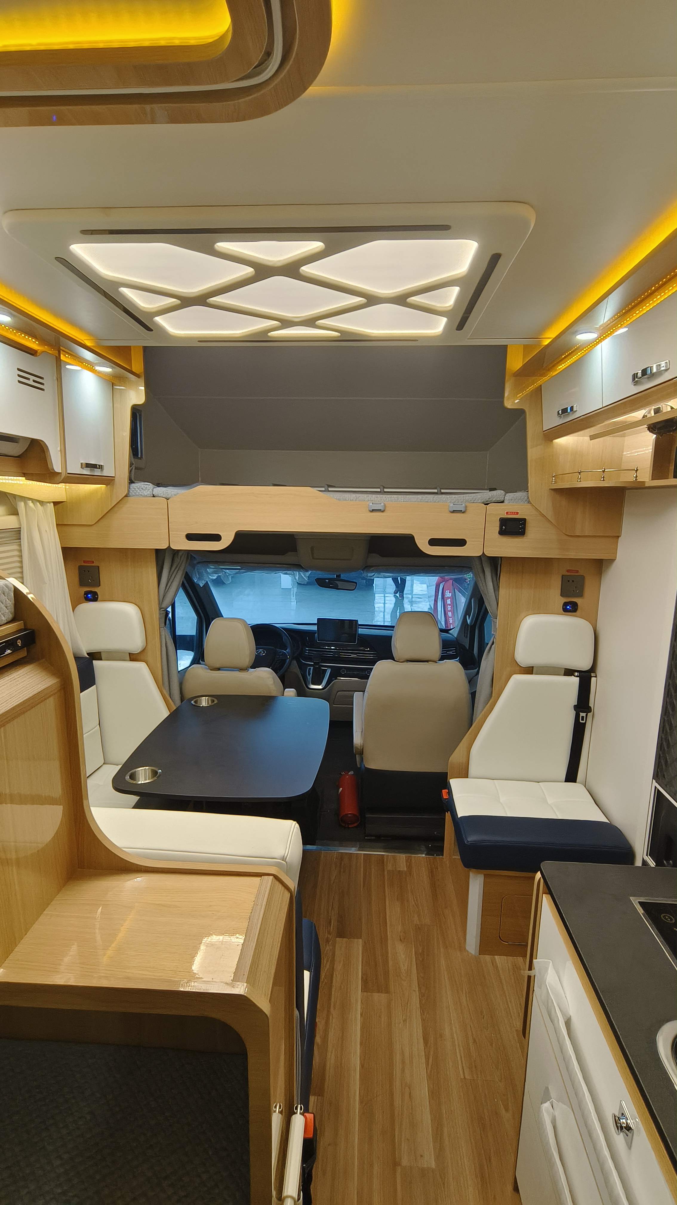 v90大额头c型房车,升级后华丽亮相,配置丰富,当然性价比也高.