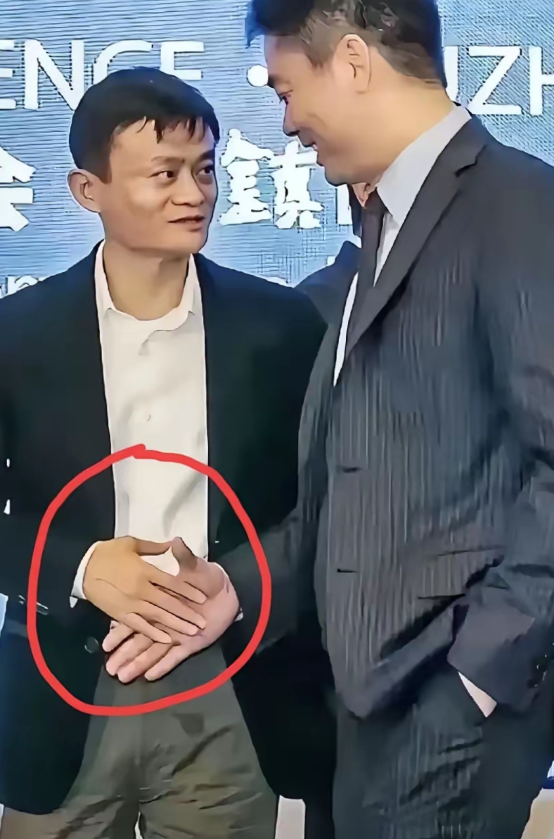 民族英雄马云,刘强东等成功人士不约而同地做出一个决定:京东宣布未来