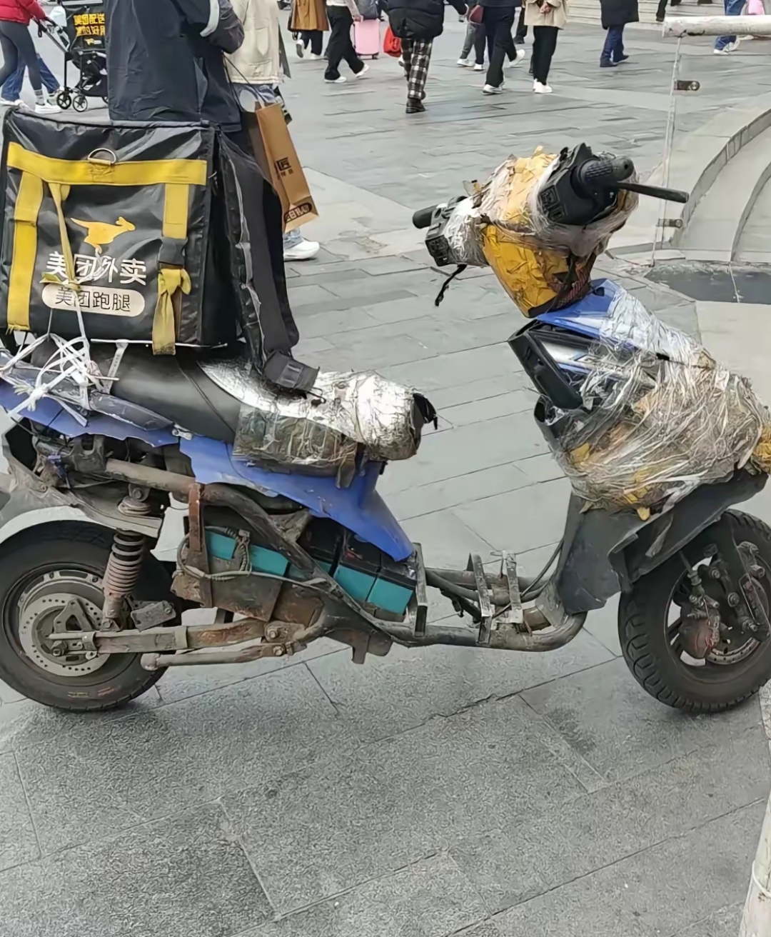 外卖小哥的送餐电动车,从这车的破损程度来看,小哥为了生活,车都已经