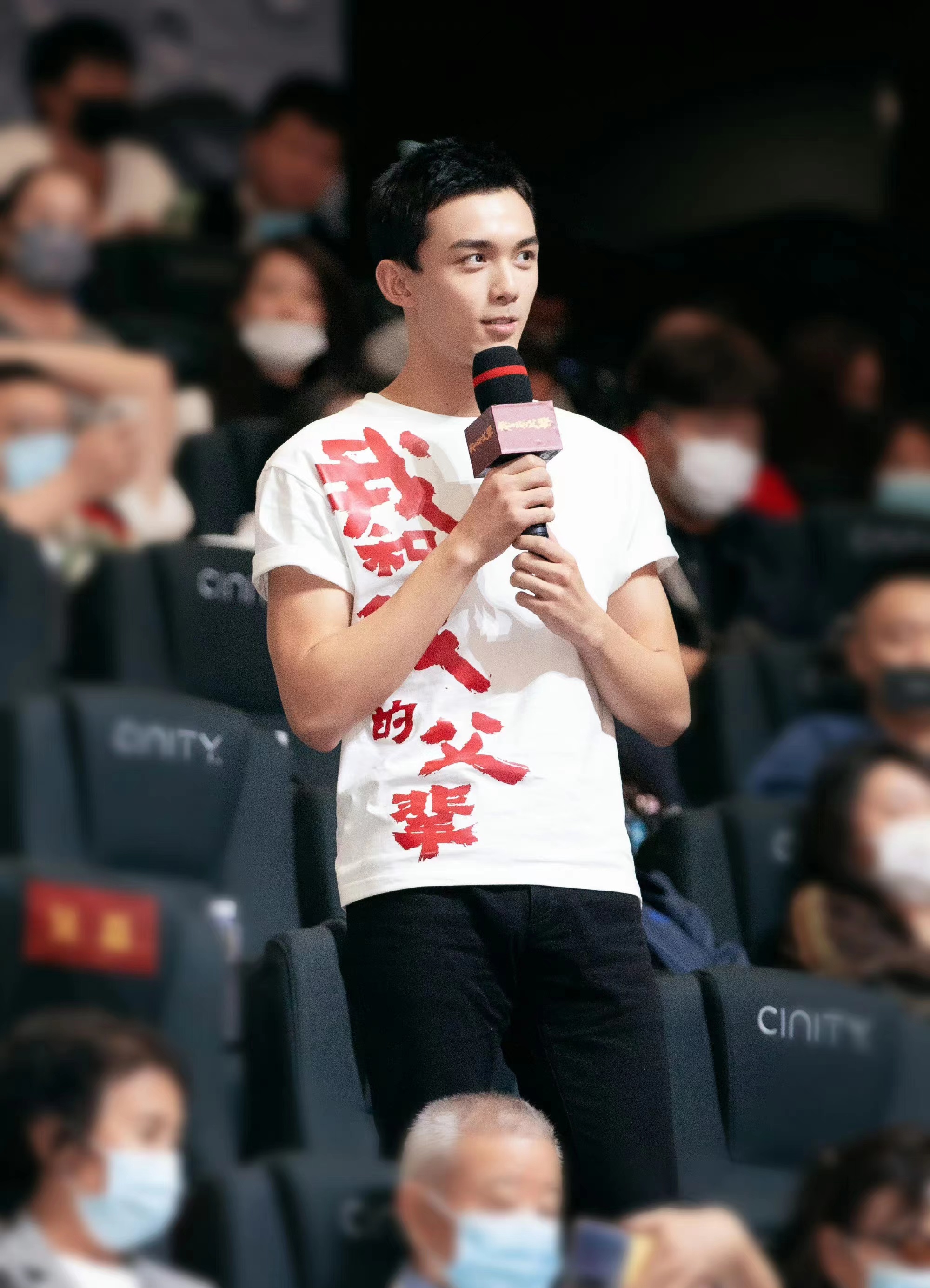 张彬彬的头围跟雷佳音是一样的. 2.