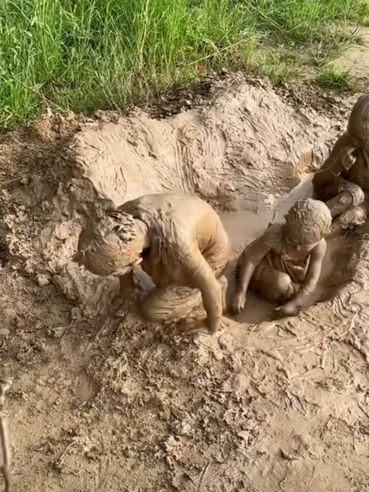 这个时代看哪家小孩还会这样玩的啊?