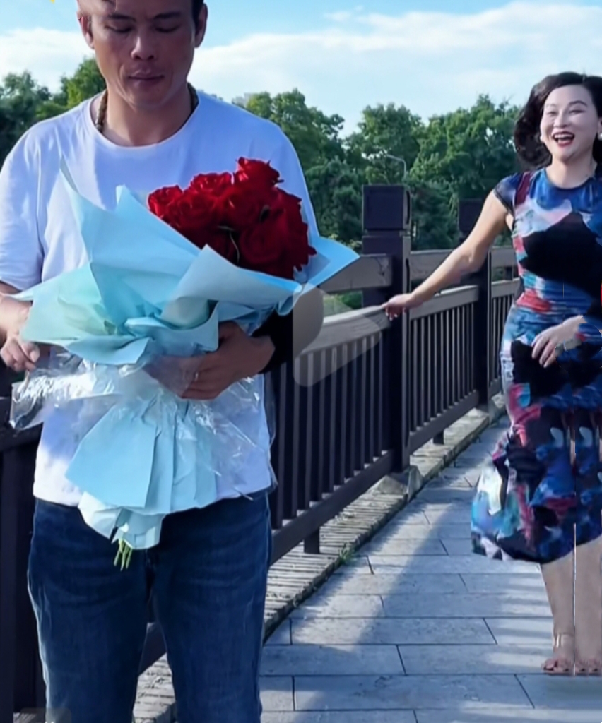 想到这我瞬间我激动的给他跪下了,这些媒人介绍相亲的图片真实照片