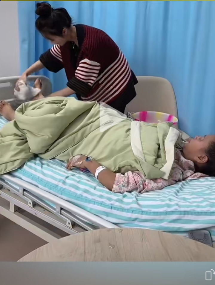 女子远赴千里,悄悄来照看生病的男友妈妈