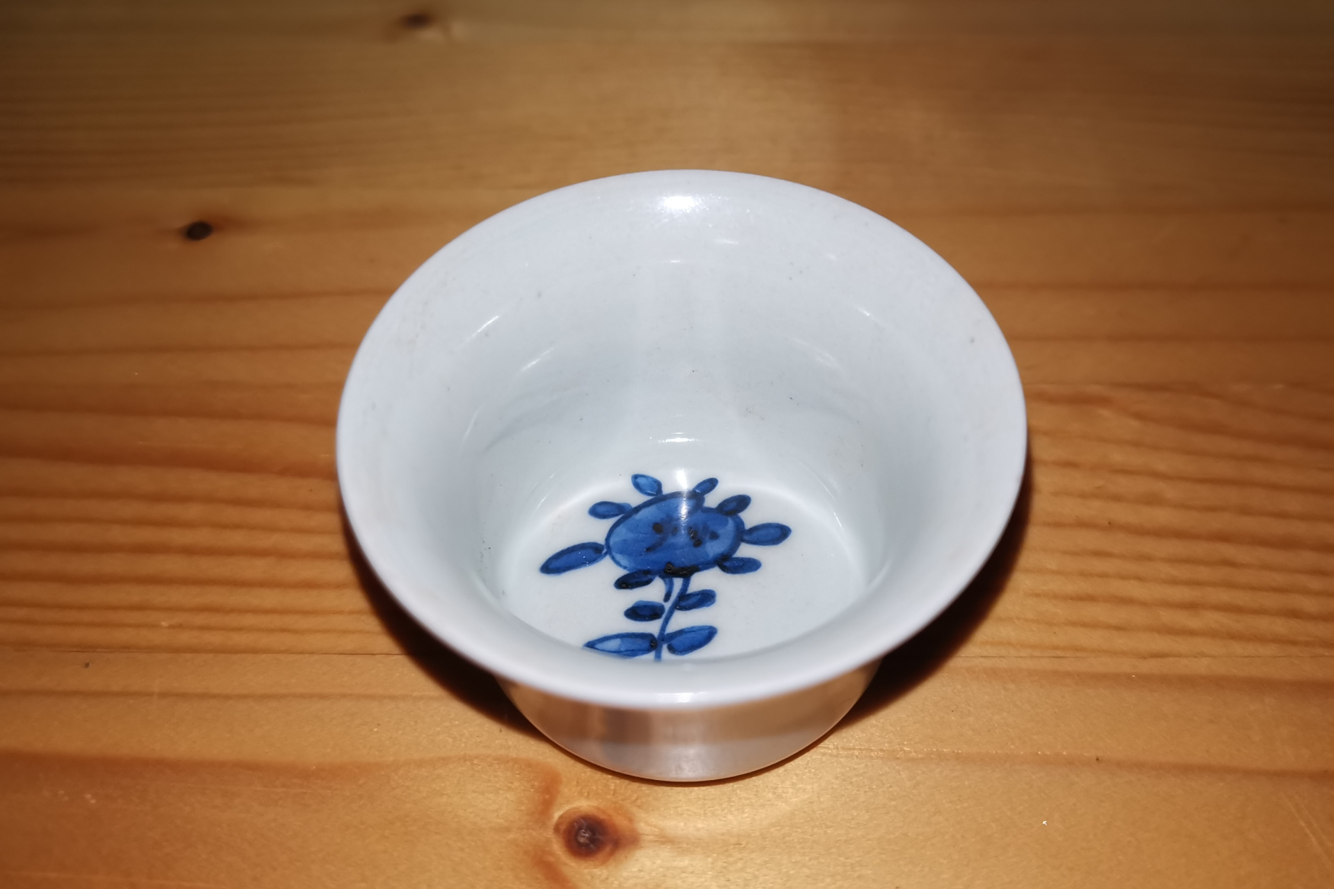 一个大明年造底款青花小马蹄杯