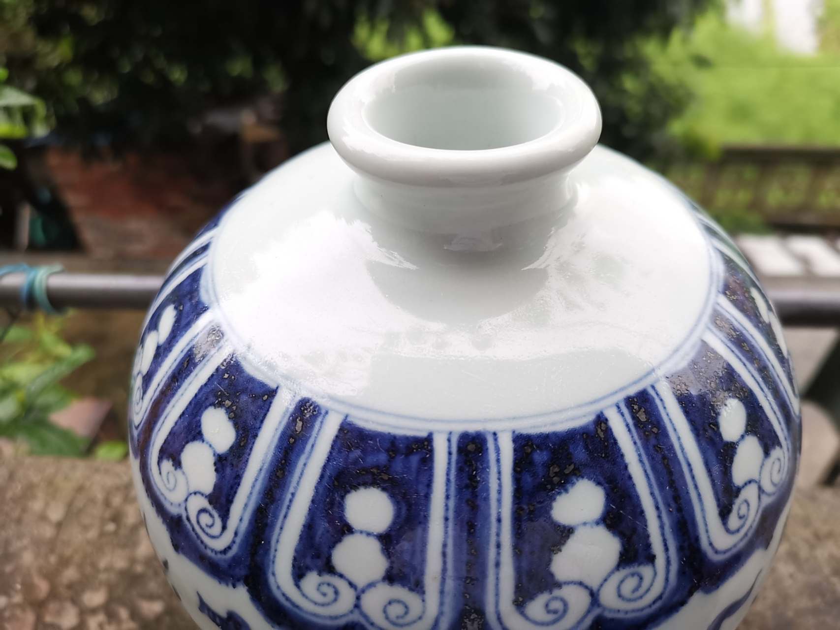 大明宣德年制款青花狮子滚绣球梅瓶