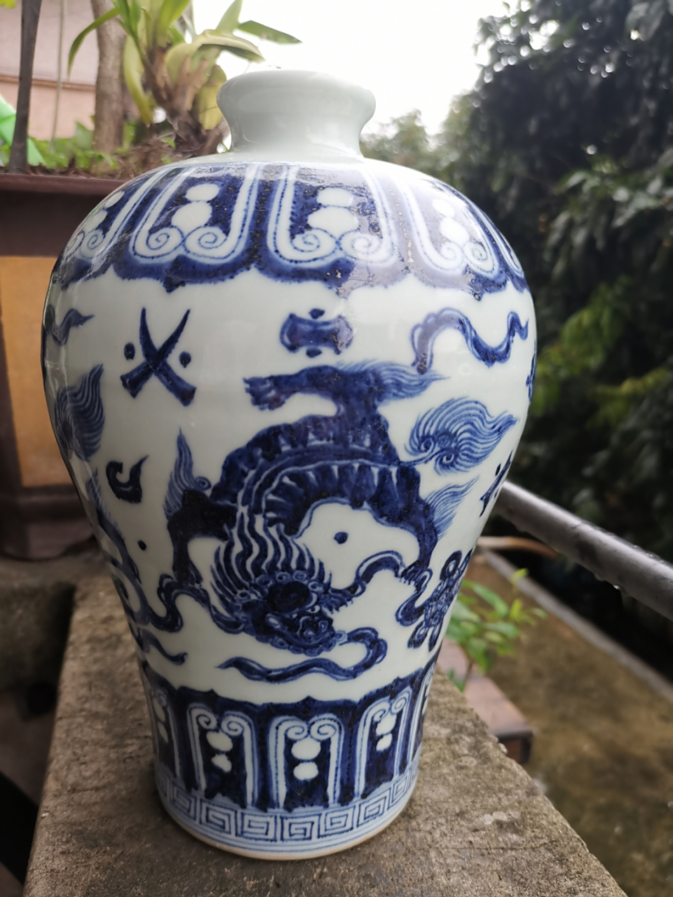 大明宣德年制款青花狮子滚绣球梅瓶