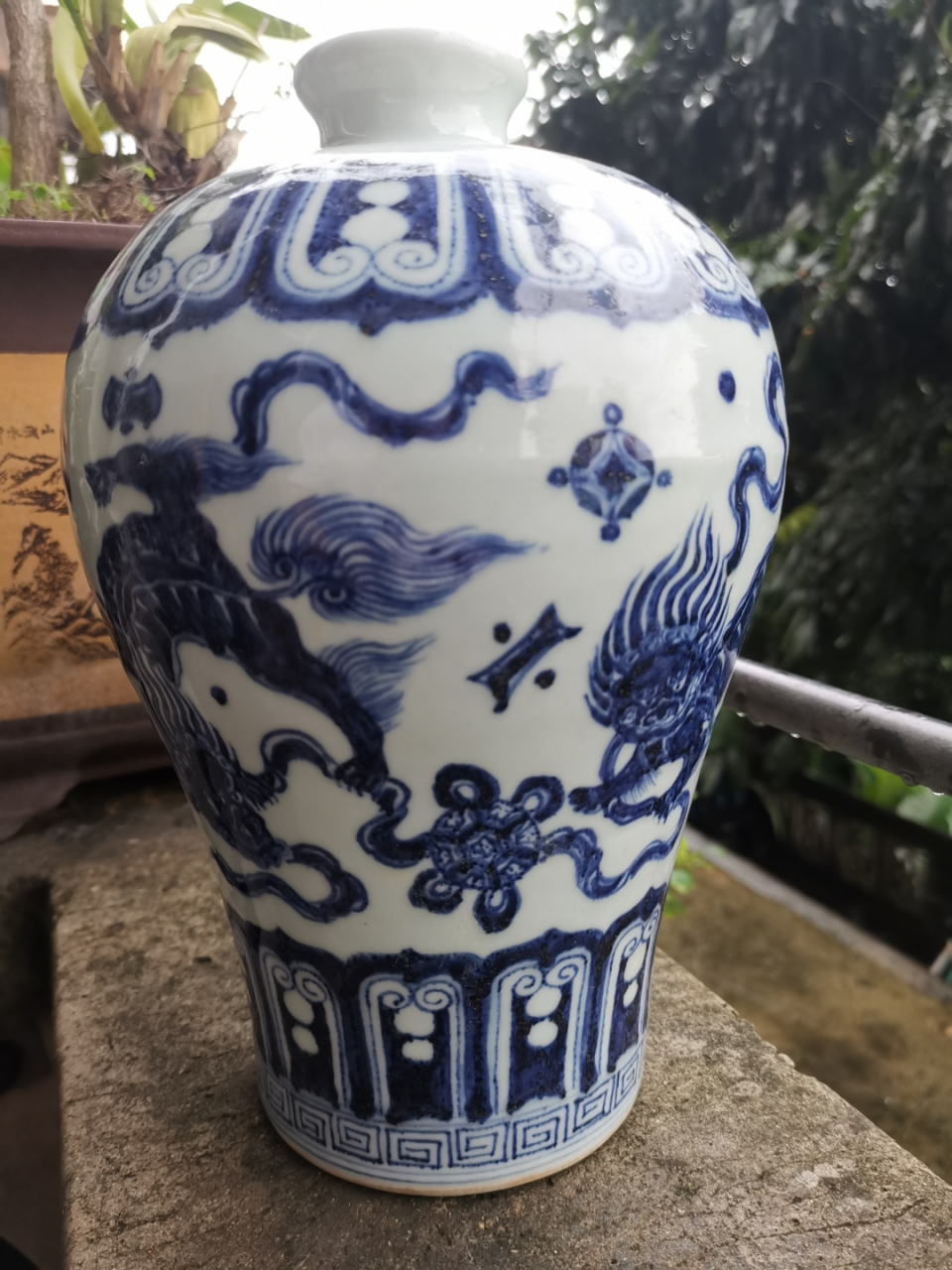 大明宣德年制款青花狮子滚绣球梅瓶