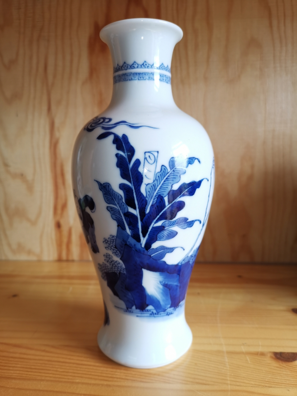 一个大清康熙年制款翠毛蓝青花人物观音瓶