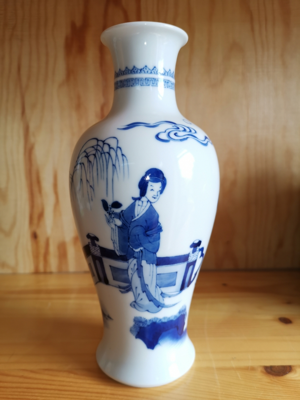 一个大清康熙年制款翠毛蓝青花人物观音瓶