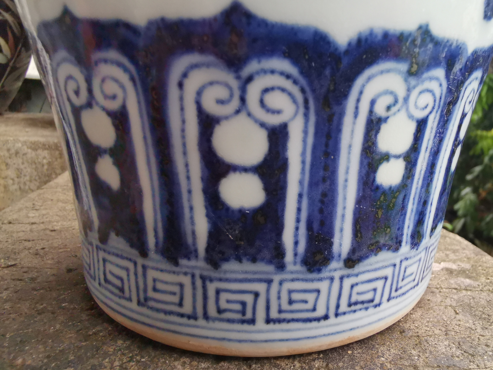 大明宣德年制款青花狮子滚绣球梅瓶