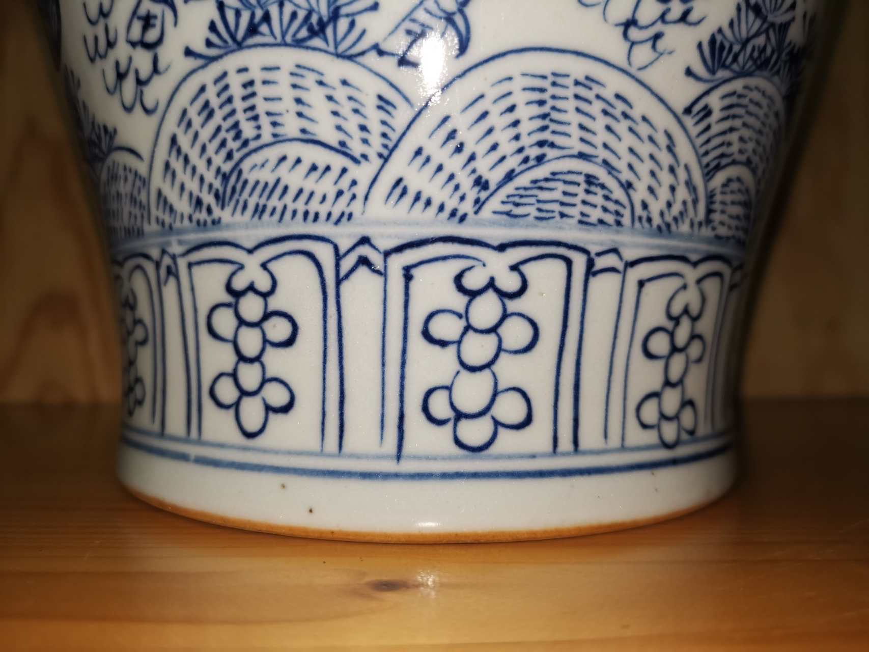 一个万历青花铁线描麒麟凤纹瓶