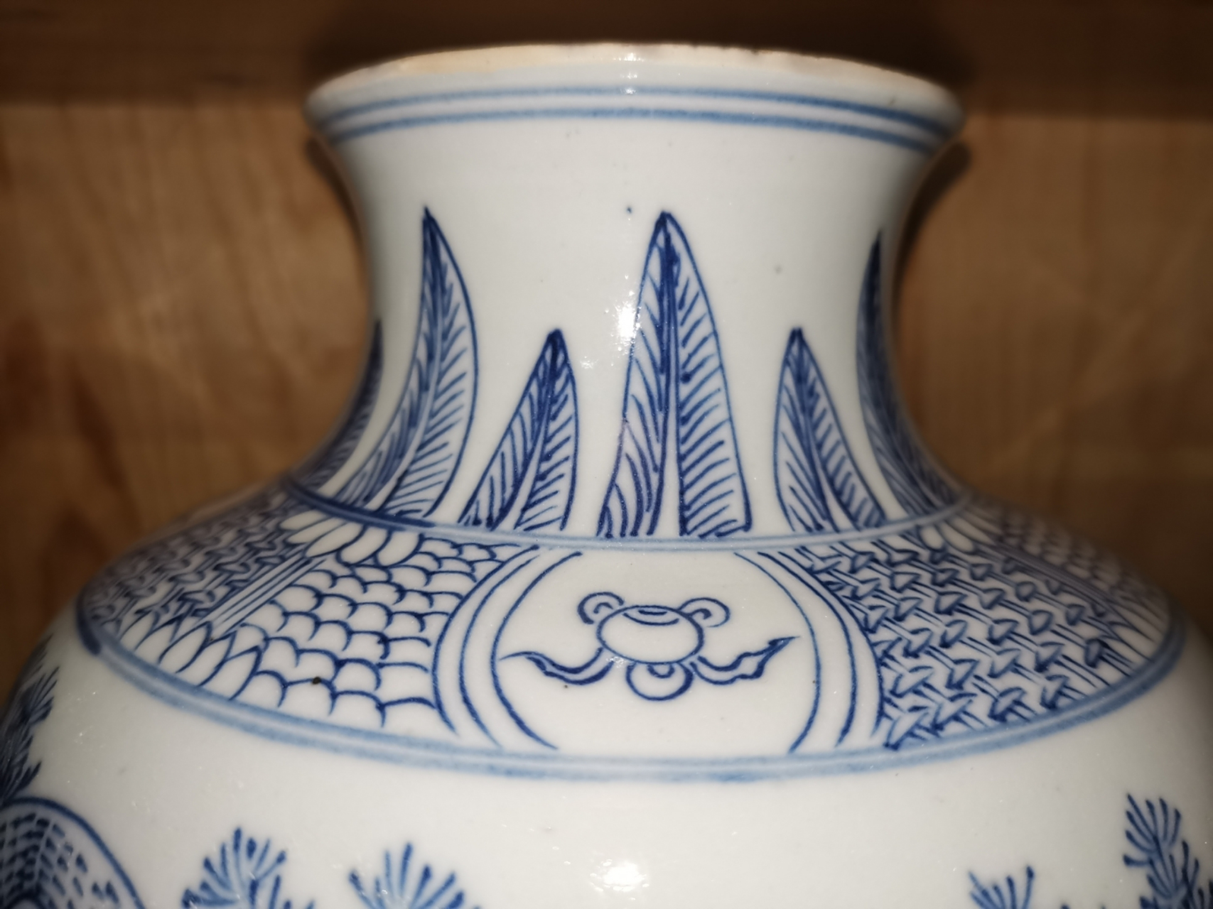 一个万历青花铁线描麒麟凤纹瓶