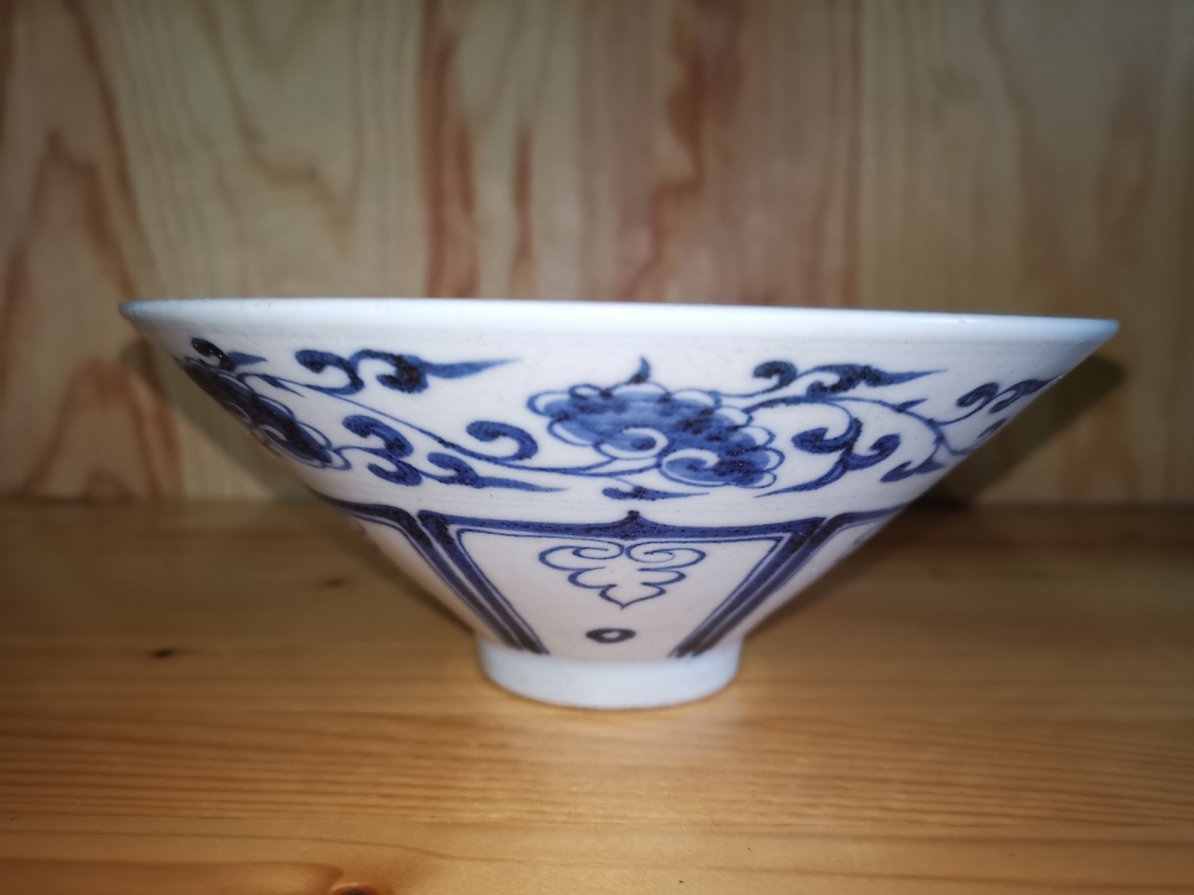 一个元青花云凤纹斗笠碗 自然光下发色蓝艳