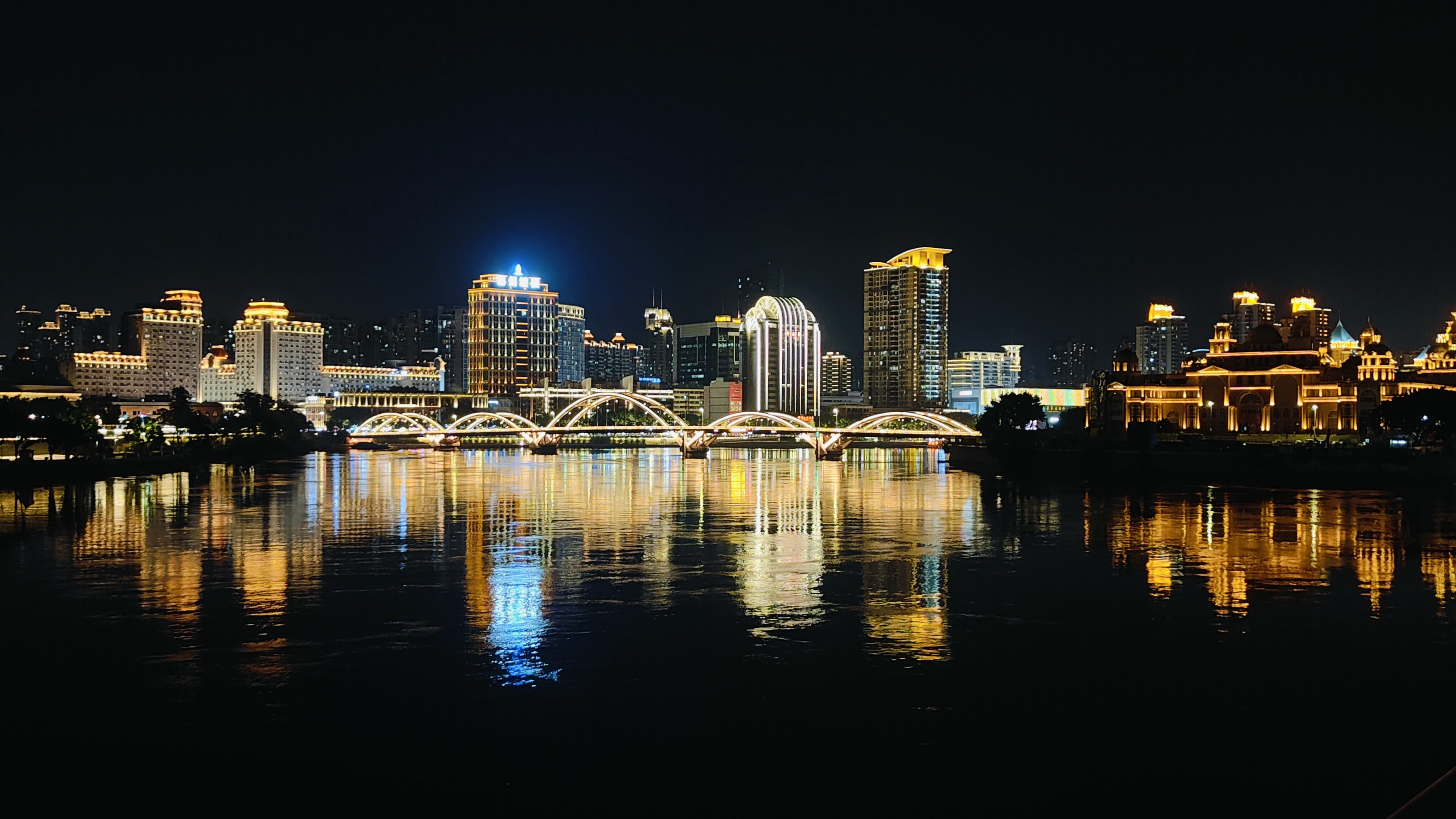 一个被称为福州的鼓浪屿,福州的上海滩的地方,无论白天还是夜晚来,总