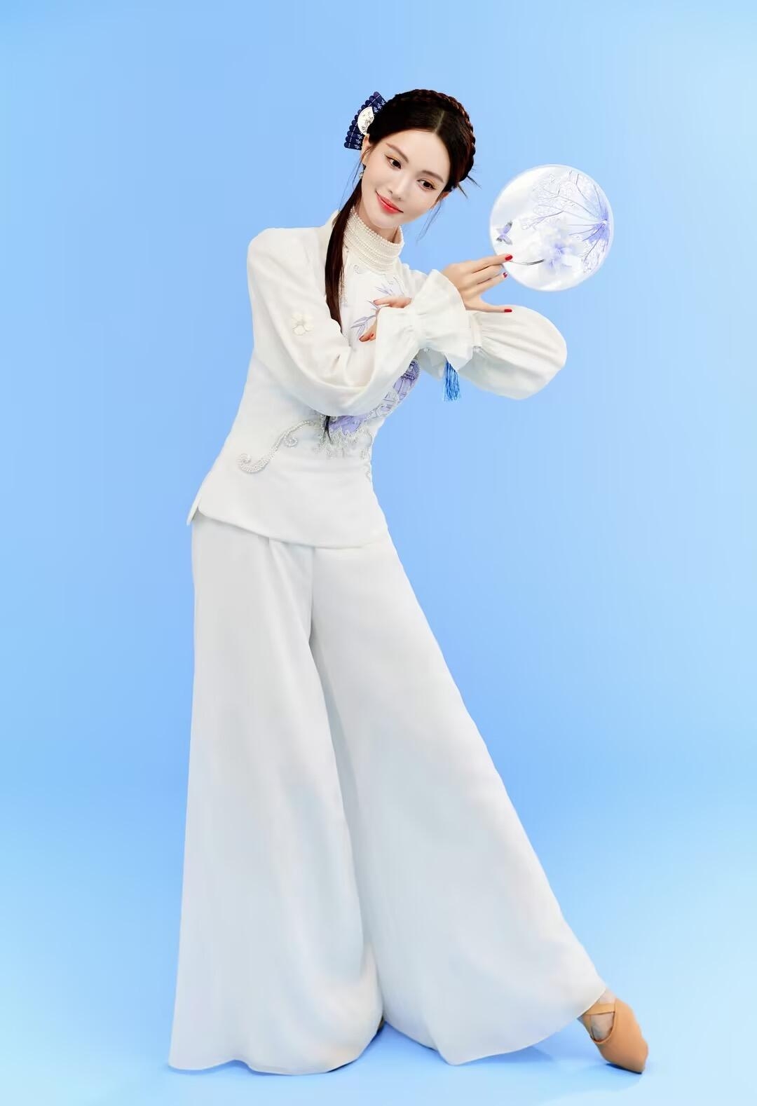 金晨演绎,舞出春色几许