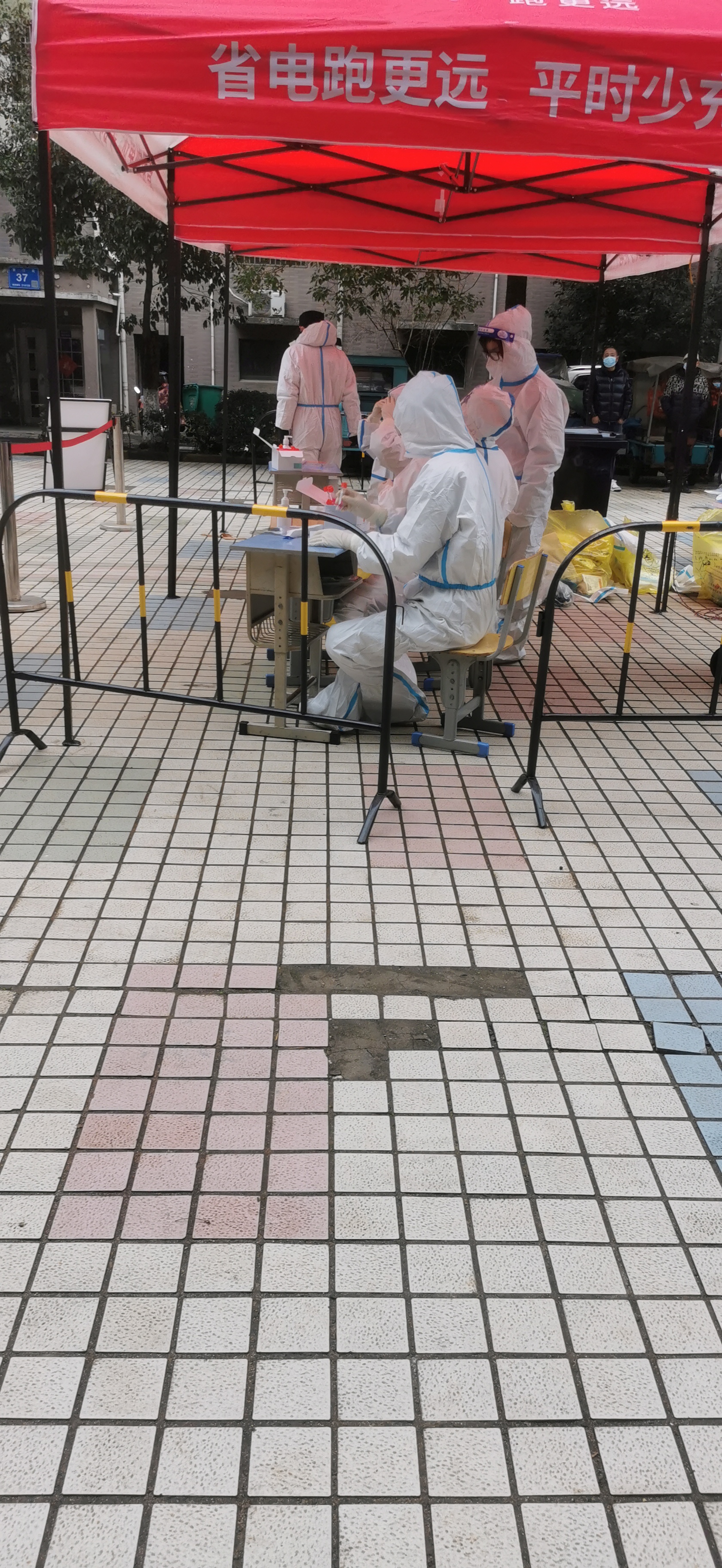 江苏省无锡市锡山区安镇新冠疫情防控核酸检测点管理混乱,早上6点多就