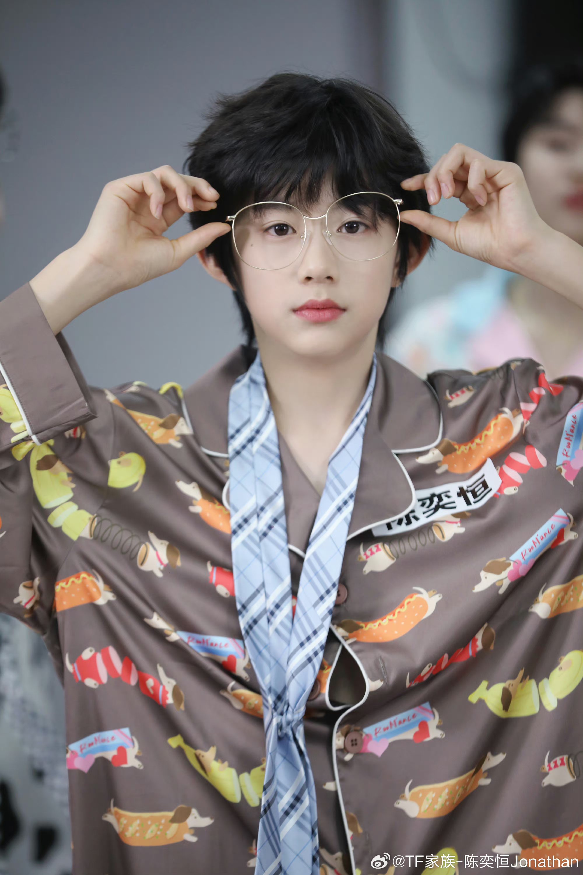 黄色外套与棕色裤装的搭配,简约又不失格调