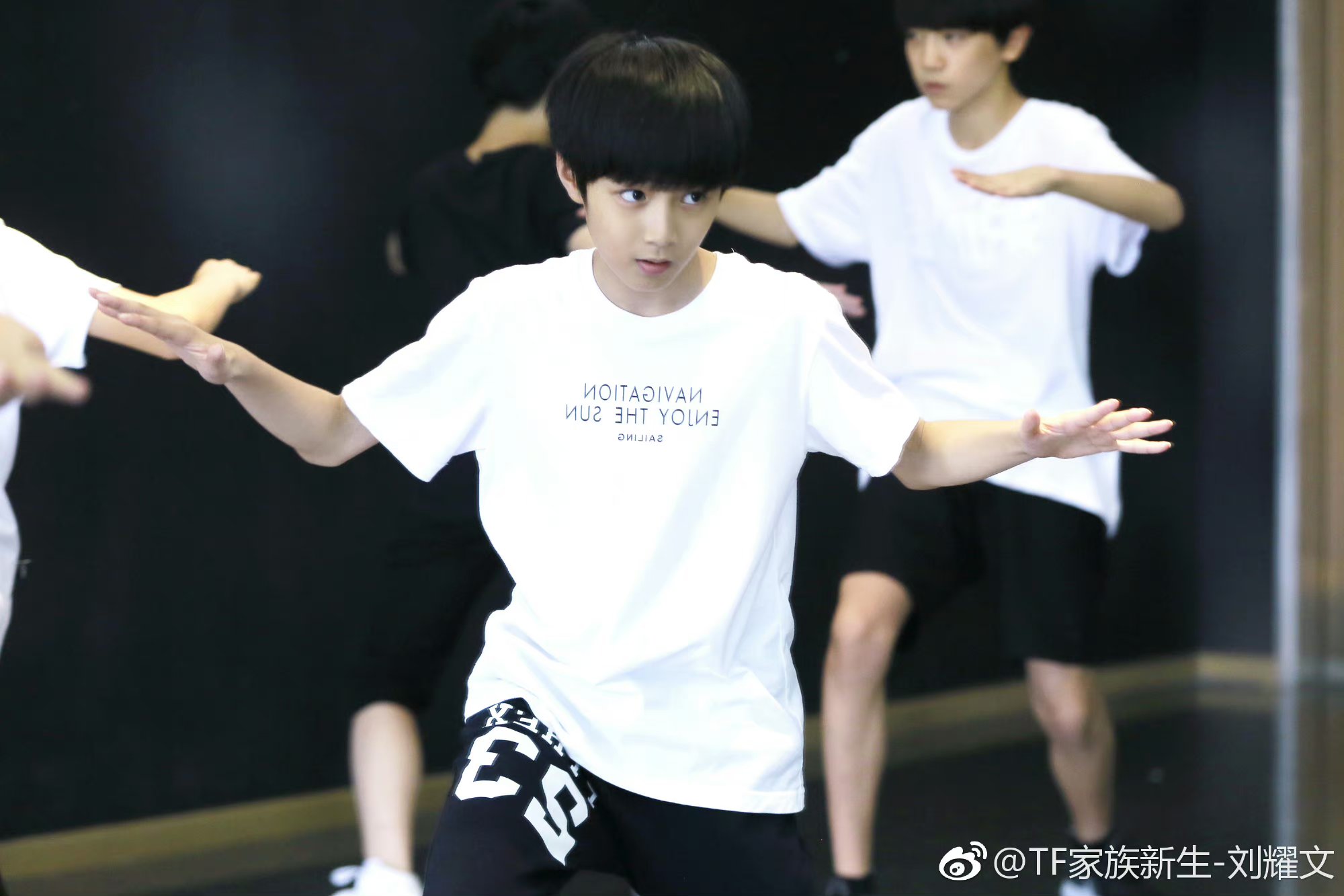 刘耀文李天泽,舞室练功显活力,表情到位,动作流畅,青春气息扑面而来!