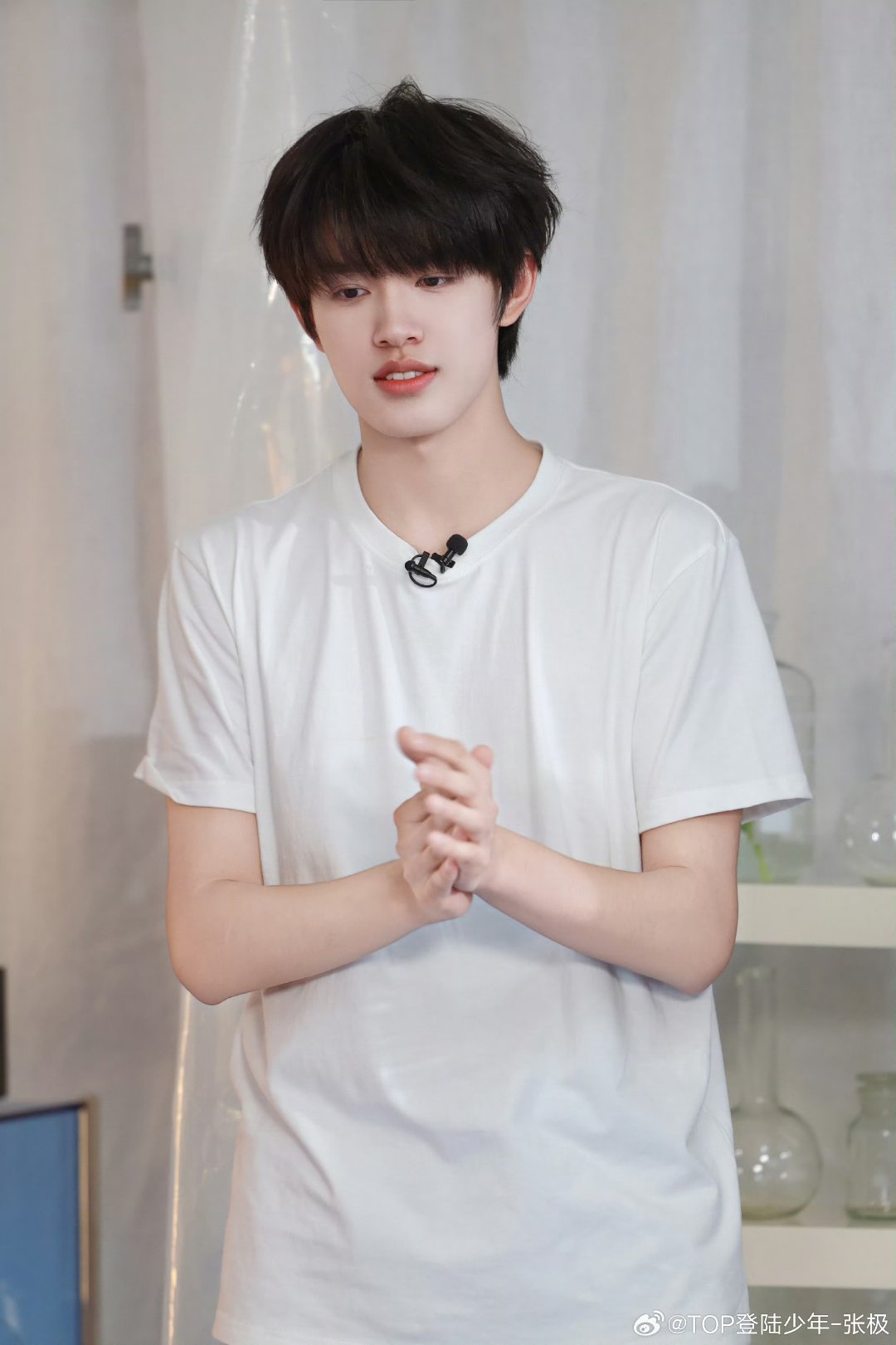 我今天穿了件简单的白t,清爽又百搭～#top登陆少年张极# #张极