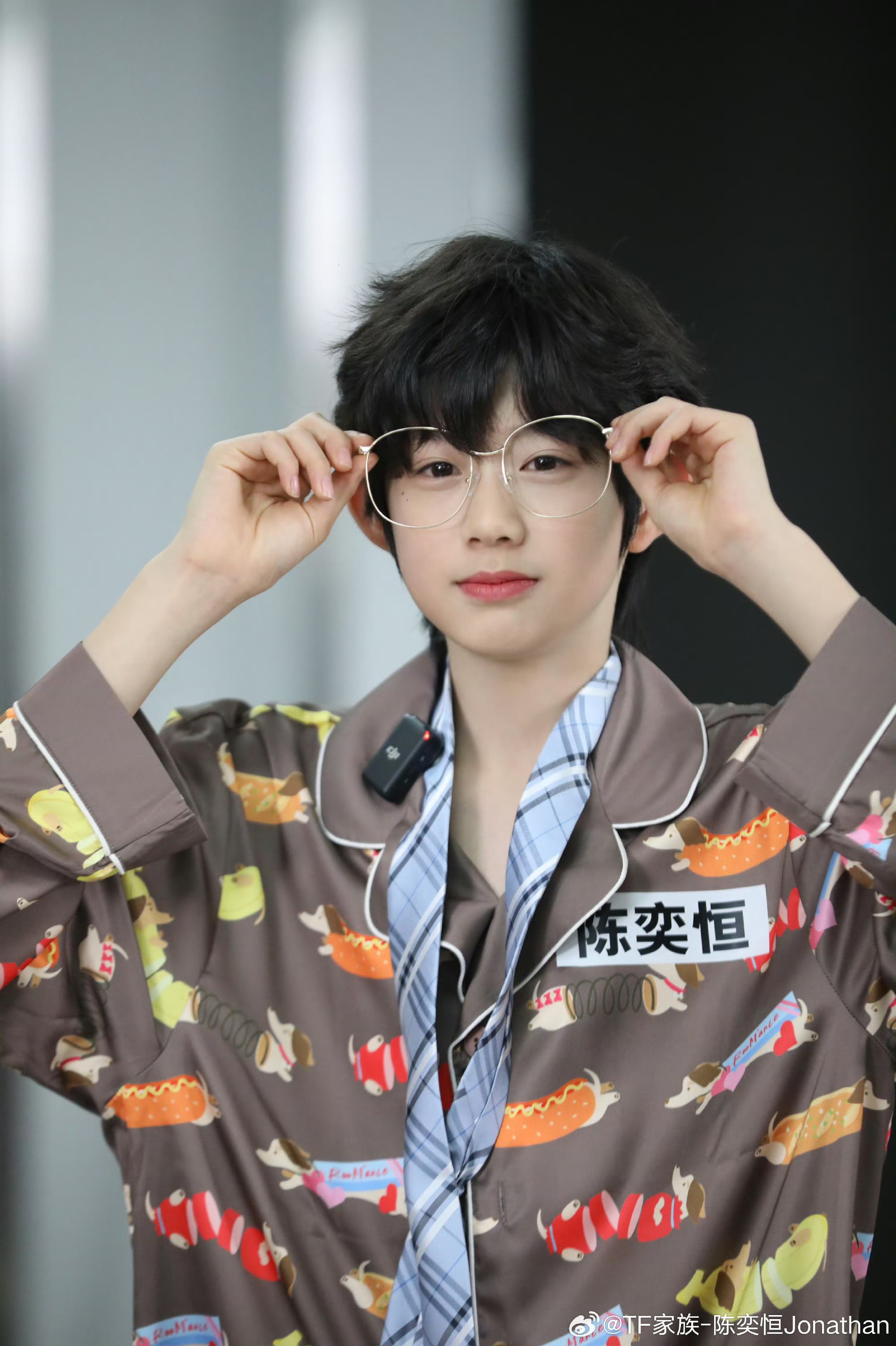 黄色外套与棕色裤装的搭配,简约又不失格调