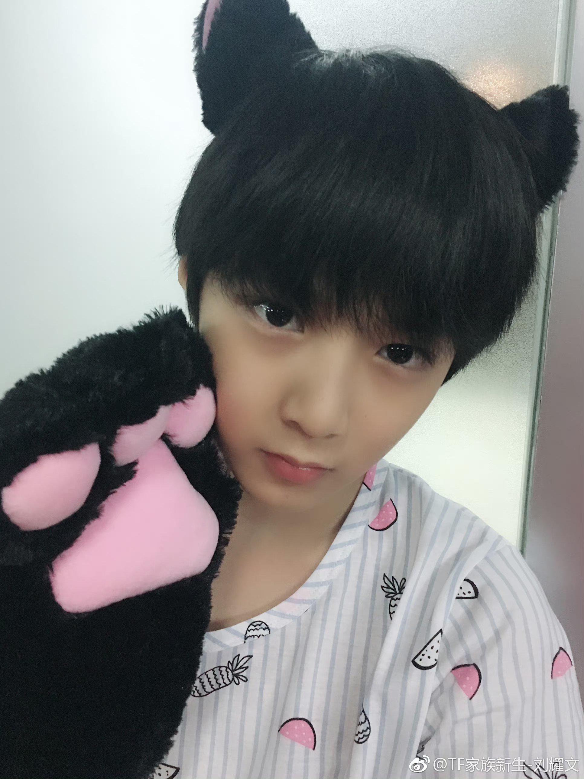 刘耀文李天泽,舞室练功显活力,表情到位,动作流畅,青春气息扑面而来!