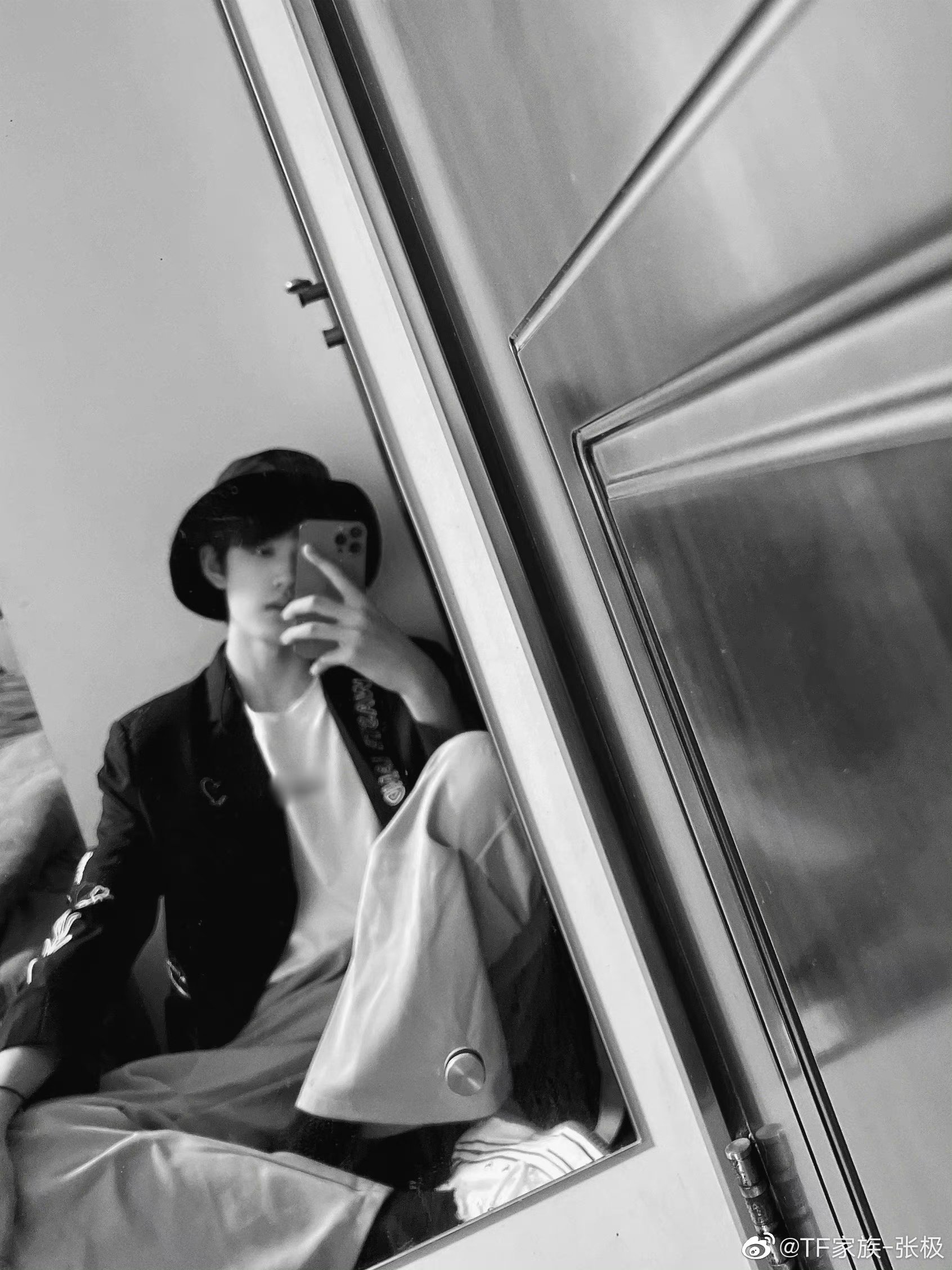 一顶黑帽,一件图案夹克,浅色裤子,我在这一方天地