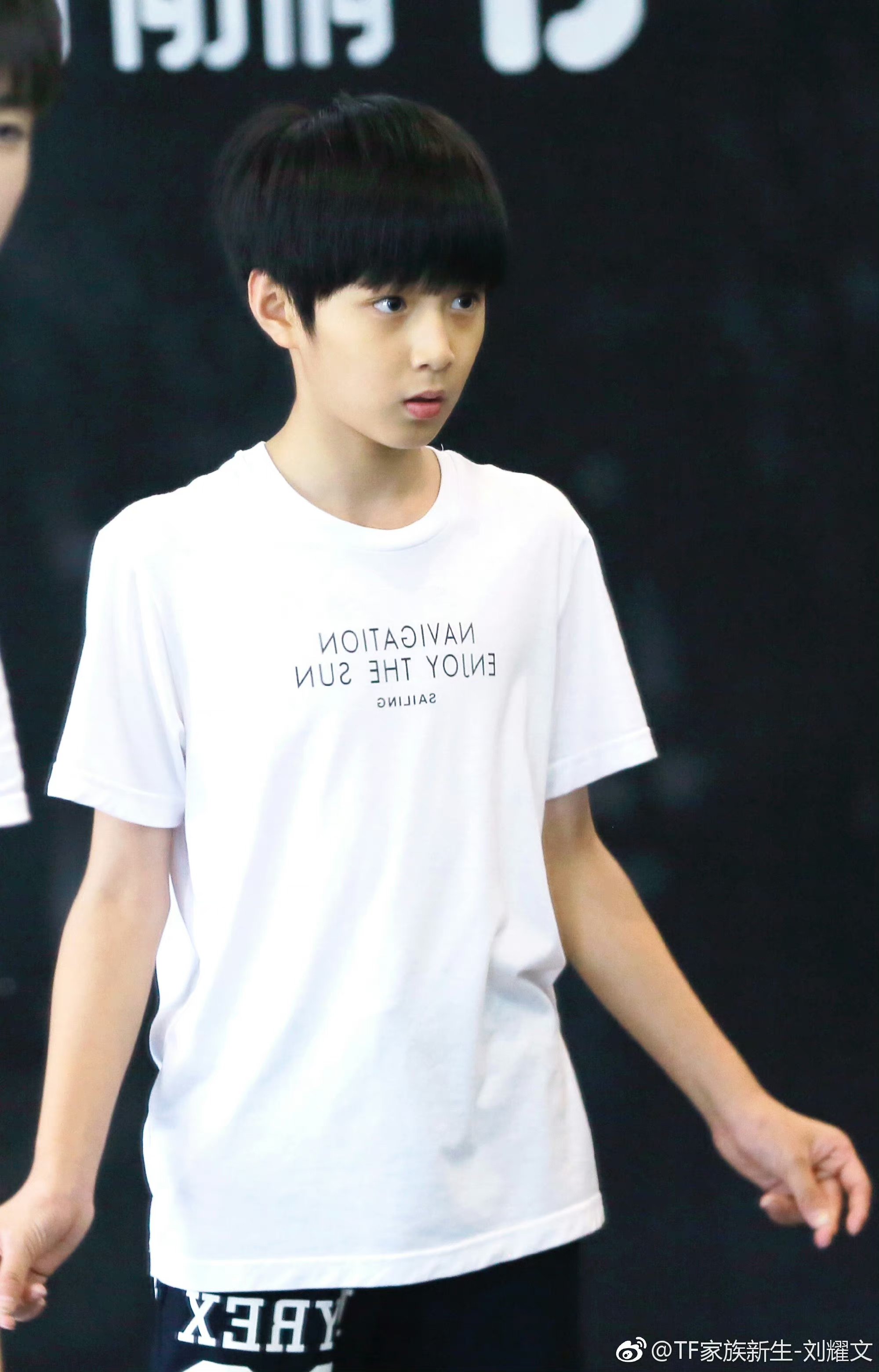 刘耀文李天泽,舞室练功显活力,表情到位,动作流畅,青春气息扑面而来!