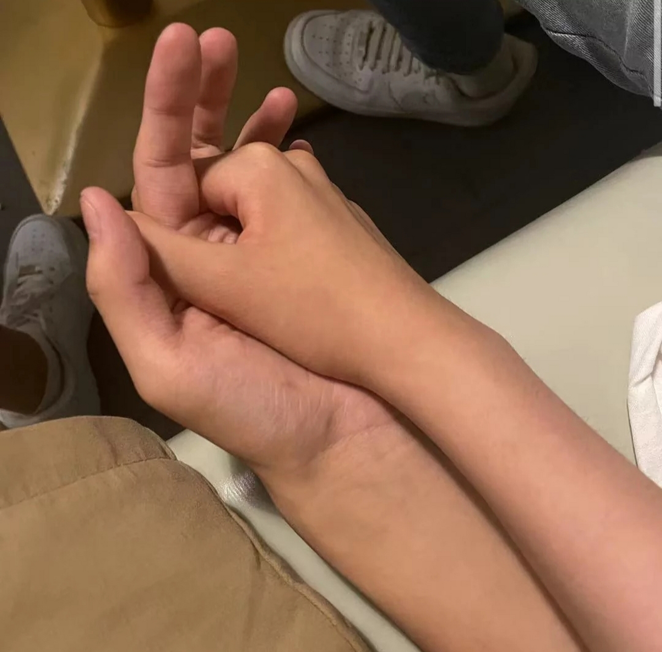 刘熙宇真的好倒霉  以后要给我系鞋带   要给我扒虾壳  要陪我拍照